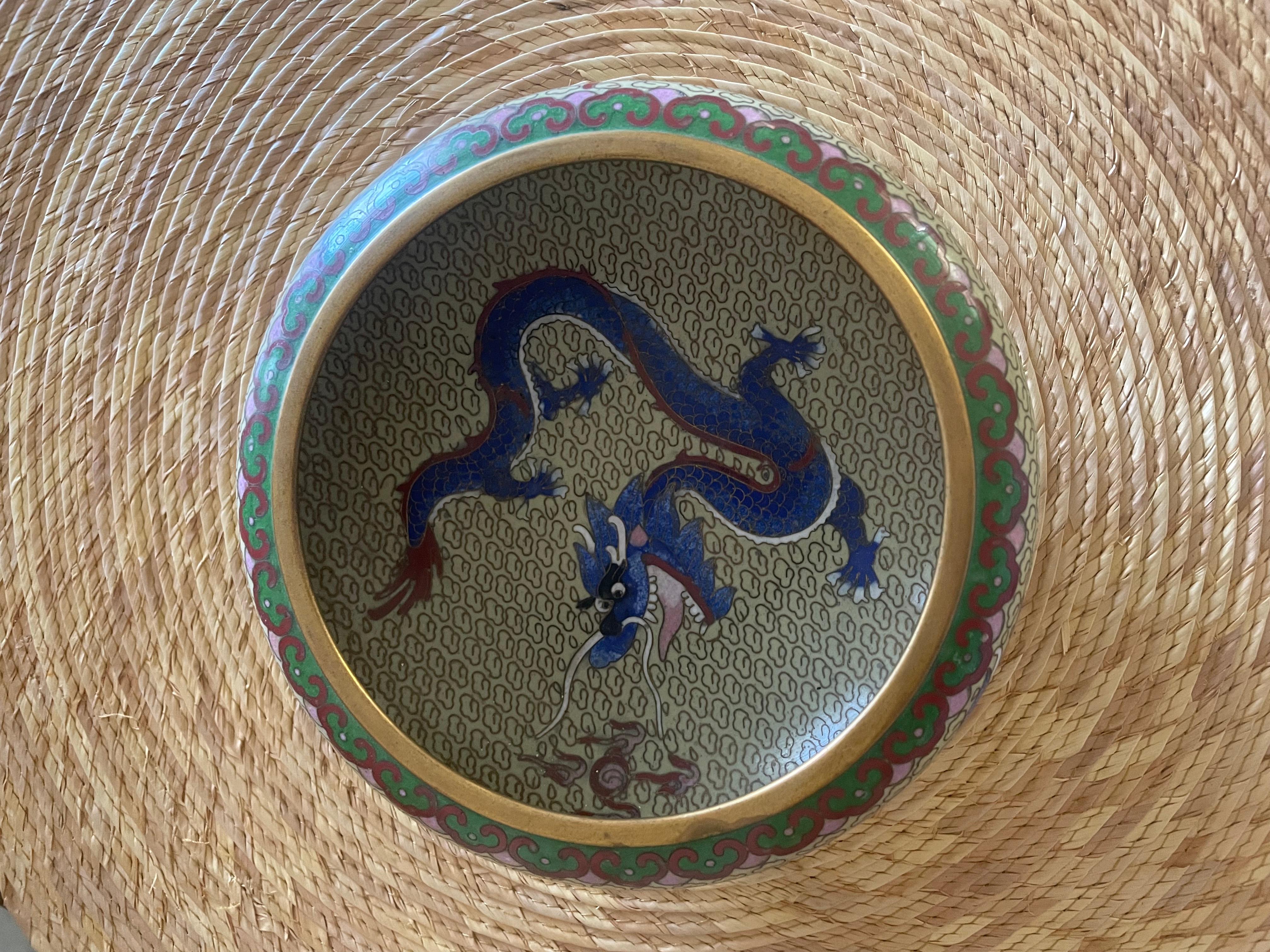 Petite émail cloisonné chinois  Coupe décorative dragon Bon état - En vente à Jupiter, FL