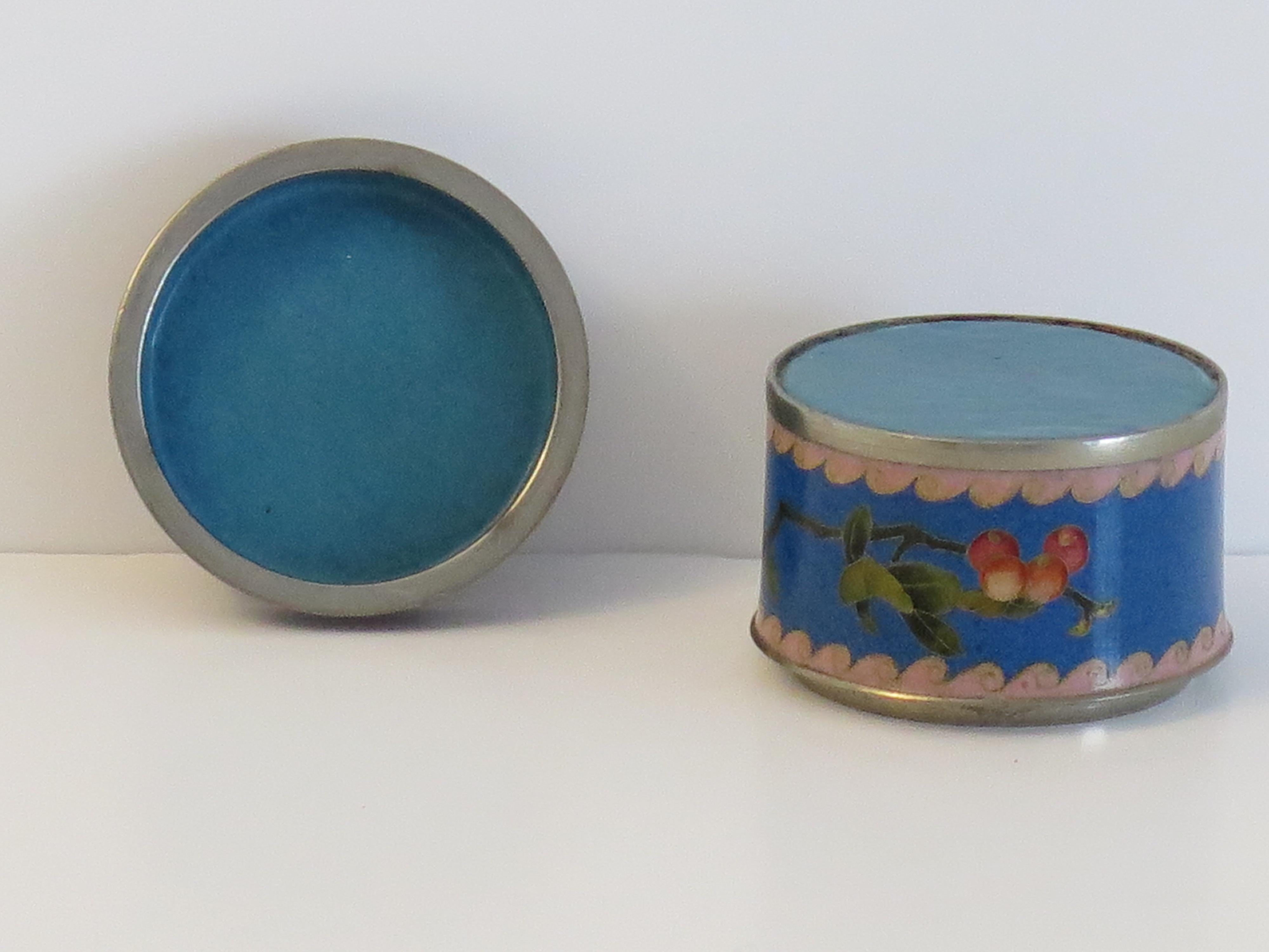Small Chinese Cloisonné Lidded Box decorated with peaches, Circa 1930 For Sale 3