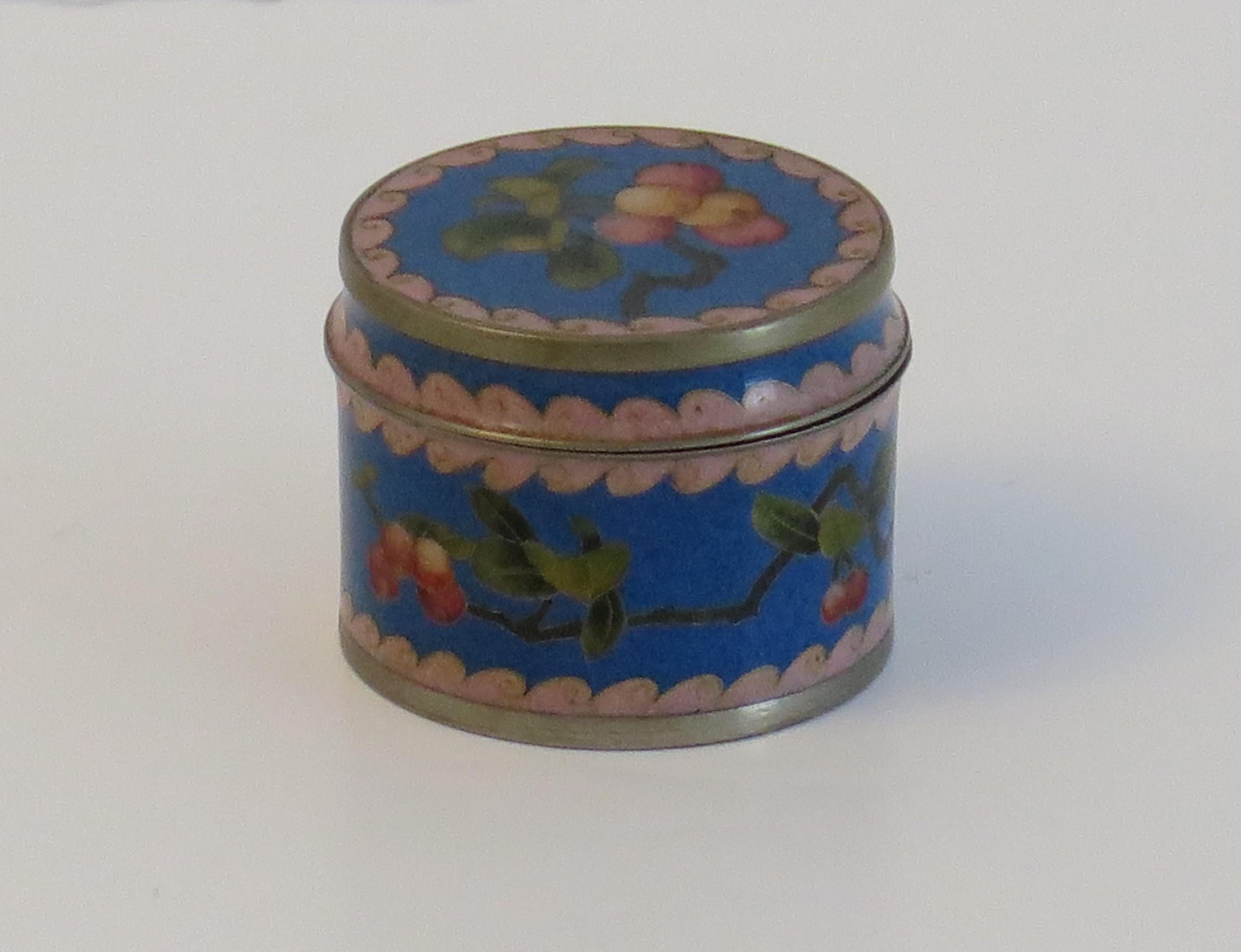 Cloisonné Petite boîte chinoise à couvercle cloisonné décorée de pêches, Circa 1930 en vente