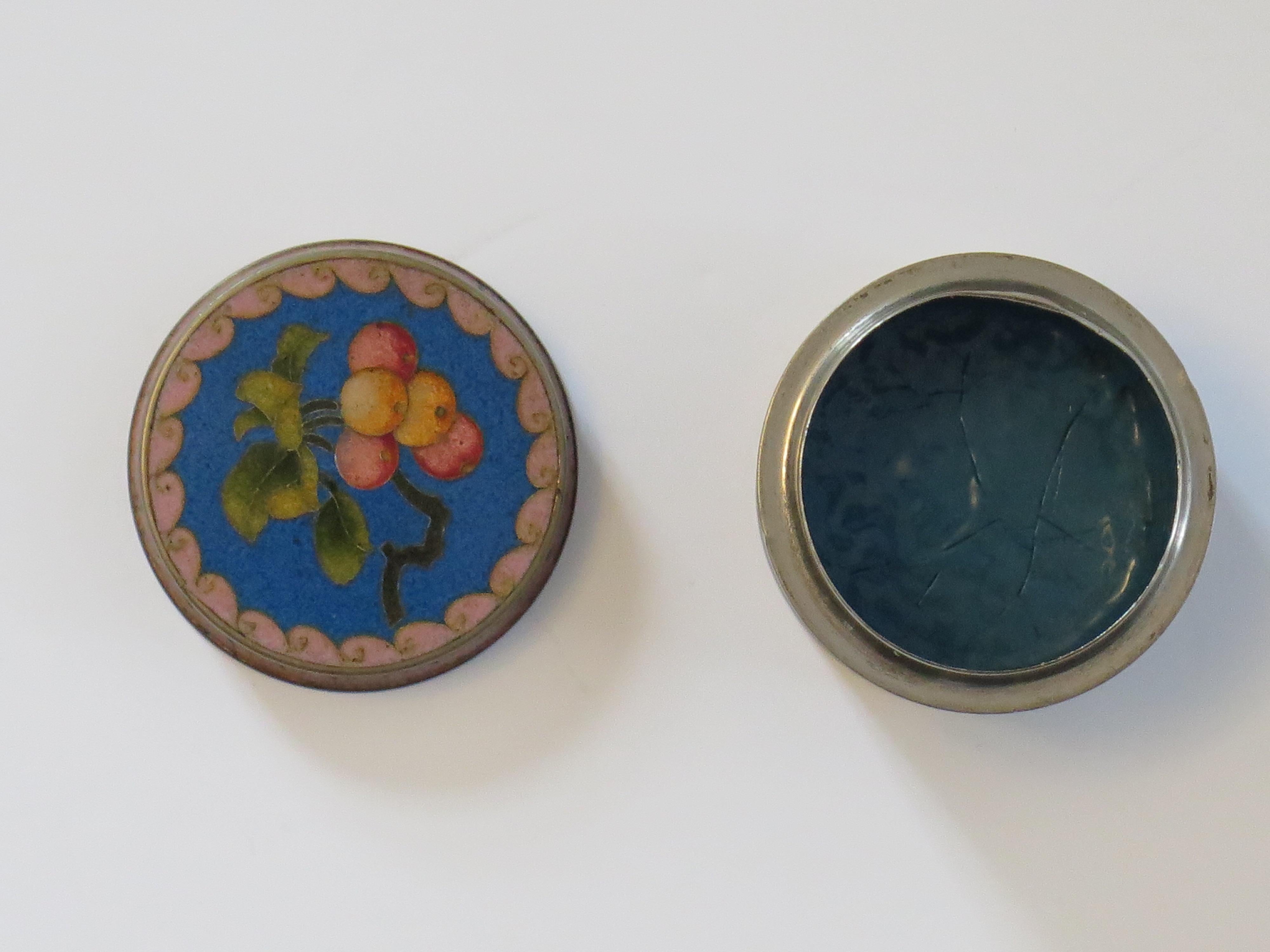 Small Chinese Cloisonné Lidded Box decorated with peaches, Circa 1930 For Sale 1