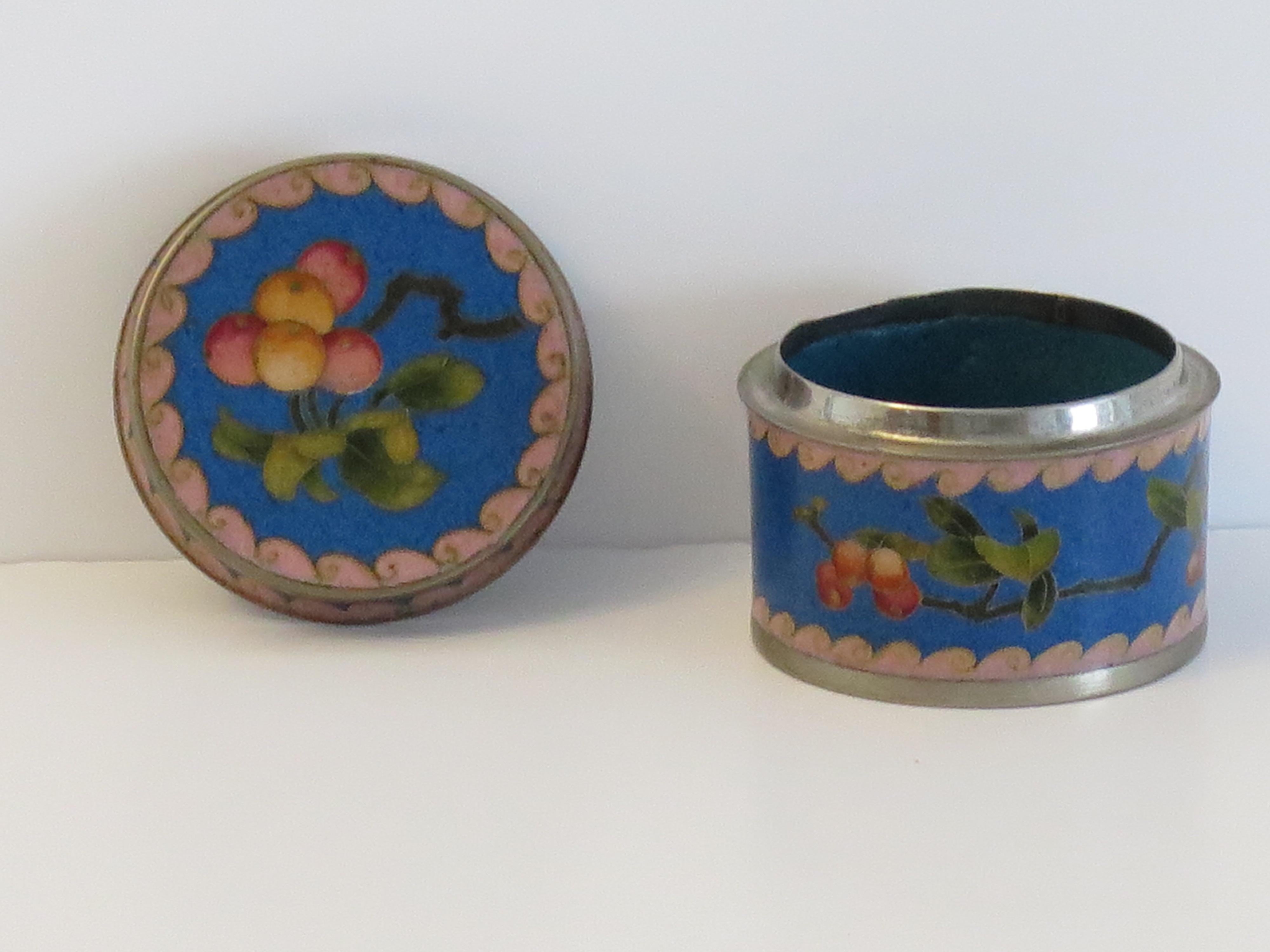 Small Chinese Cloisonné Lidded Box decorated with peaches, Circa 1930 For Sale 2