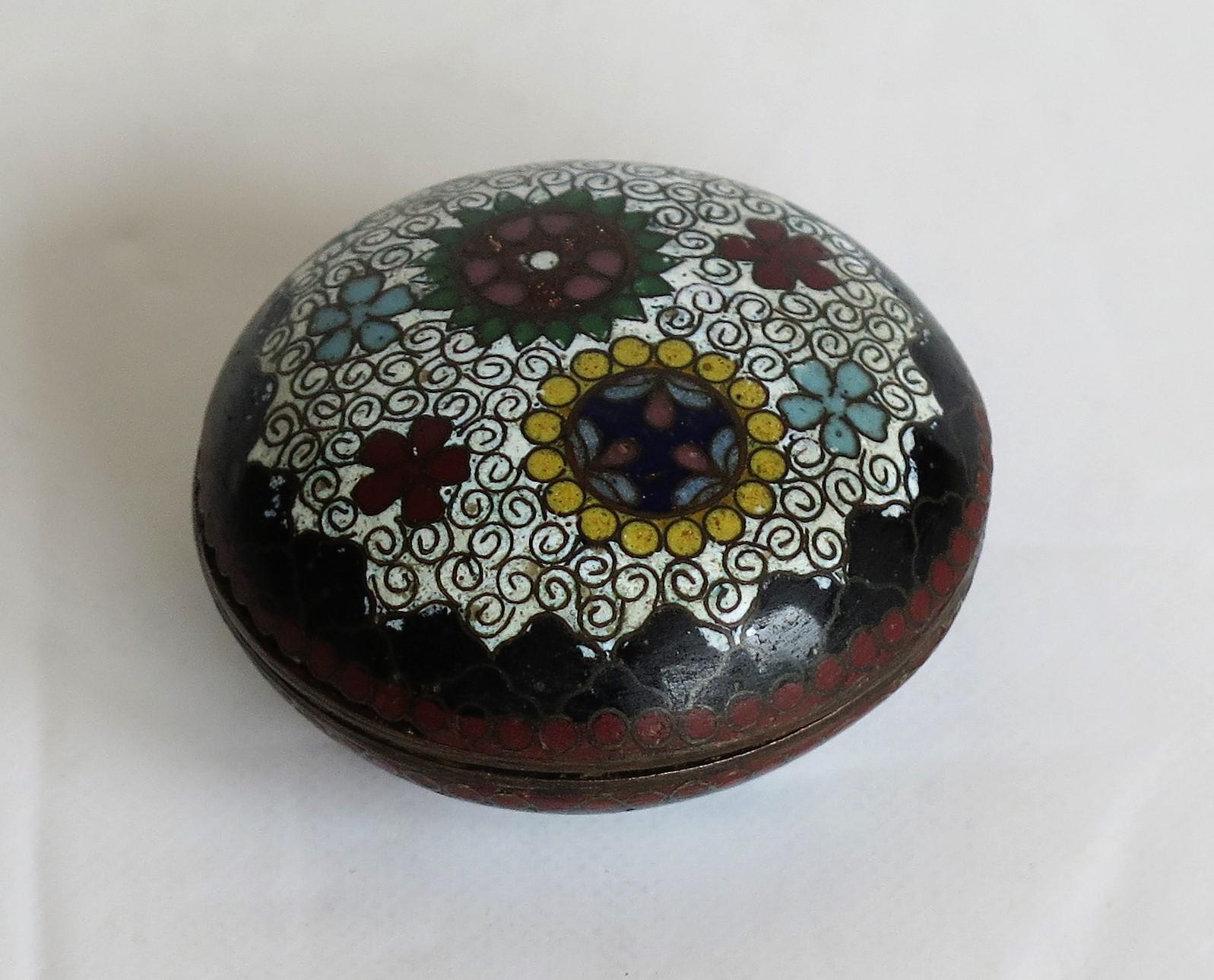 Small Chinese Cloisonné Lidded Box, Qing Dynasty, 19th Century In Good Condition In Lincoln, Lincolnshire