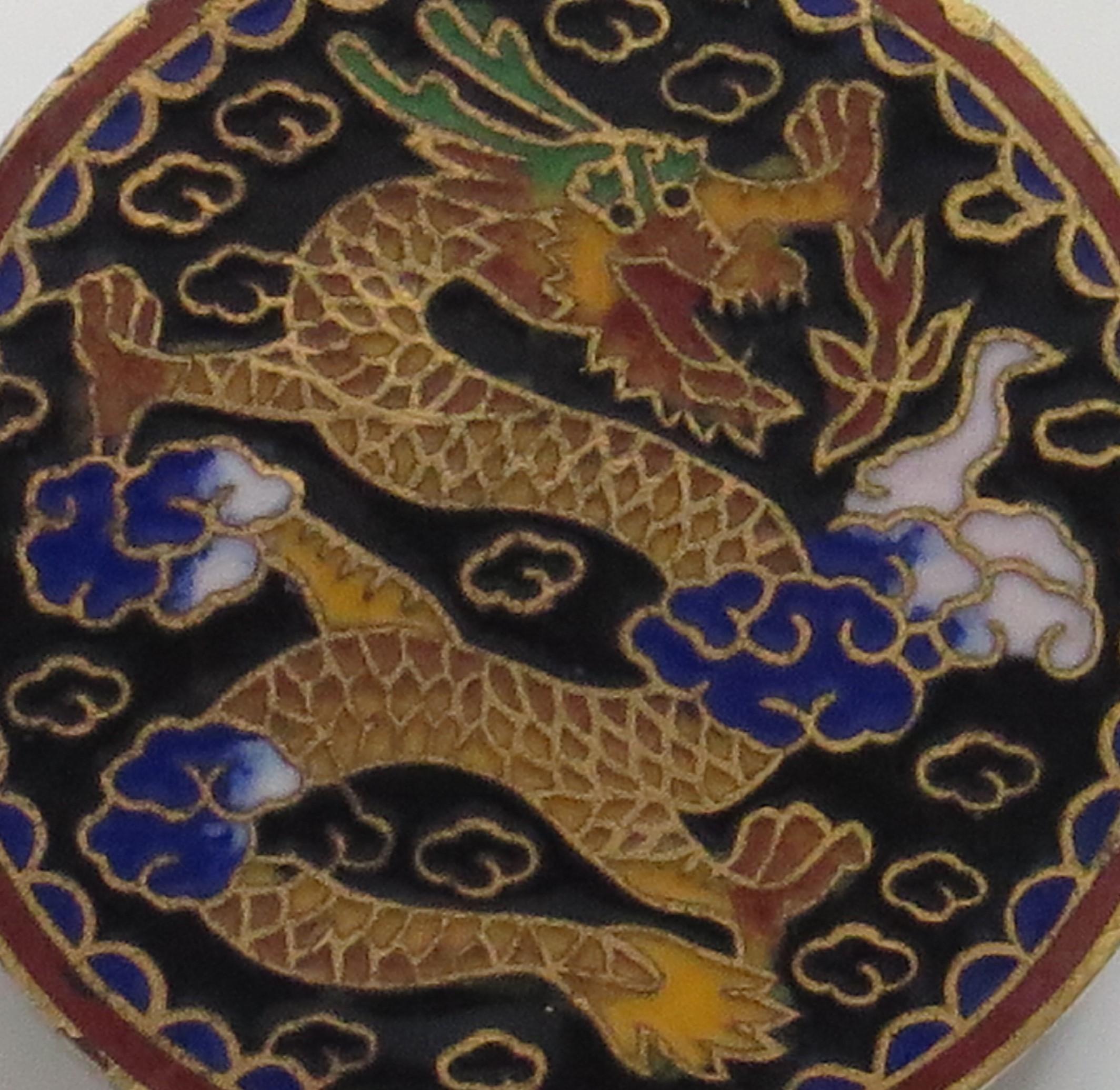 Petite boîte chinoise cloisonnée à couvercle Deux dragons chassant une perle flamboyante Circa 1930 en vente 4