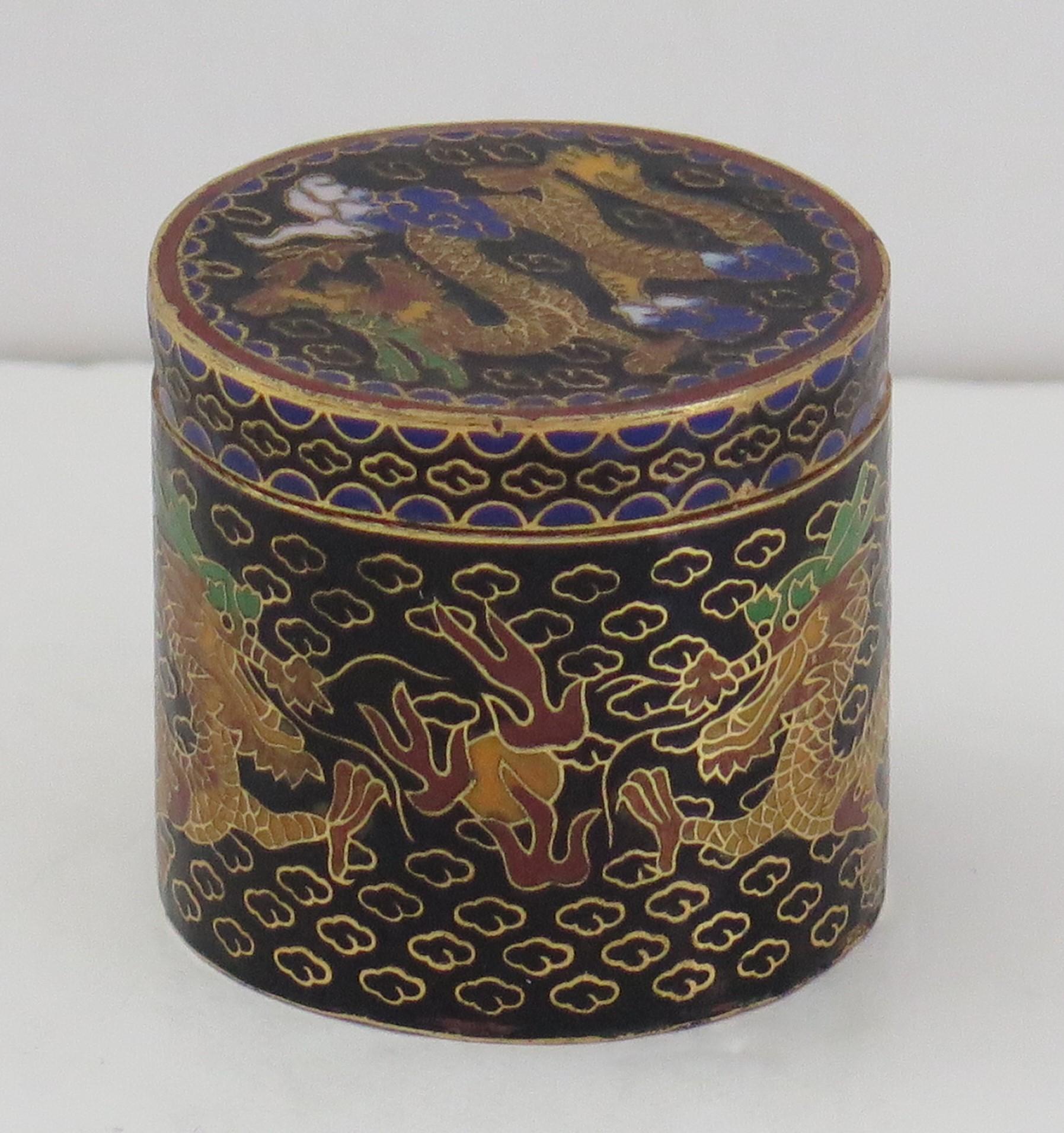 Qing Petite boîte chinoise cloisonnée à couvercle Deux dragons chassant une perle flamboyante Circa 1930 en vente