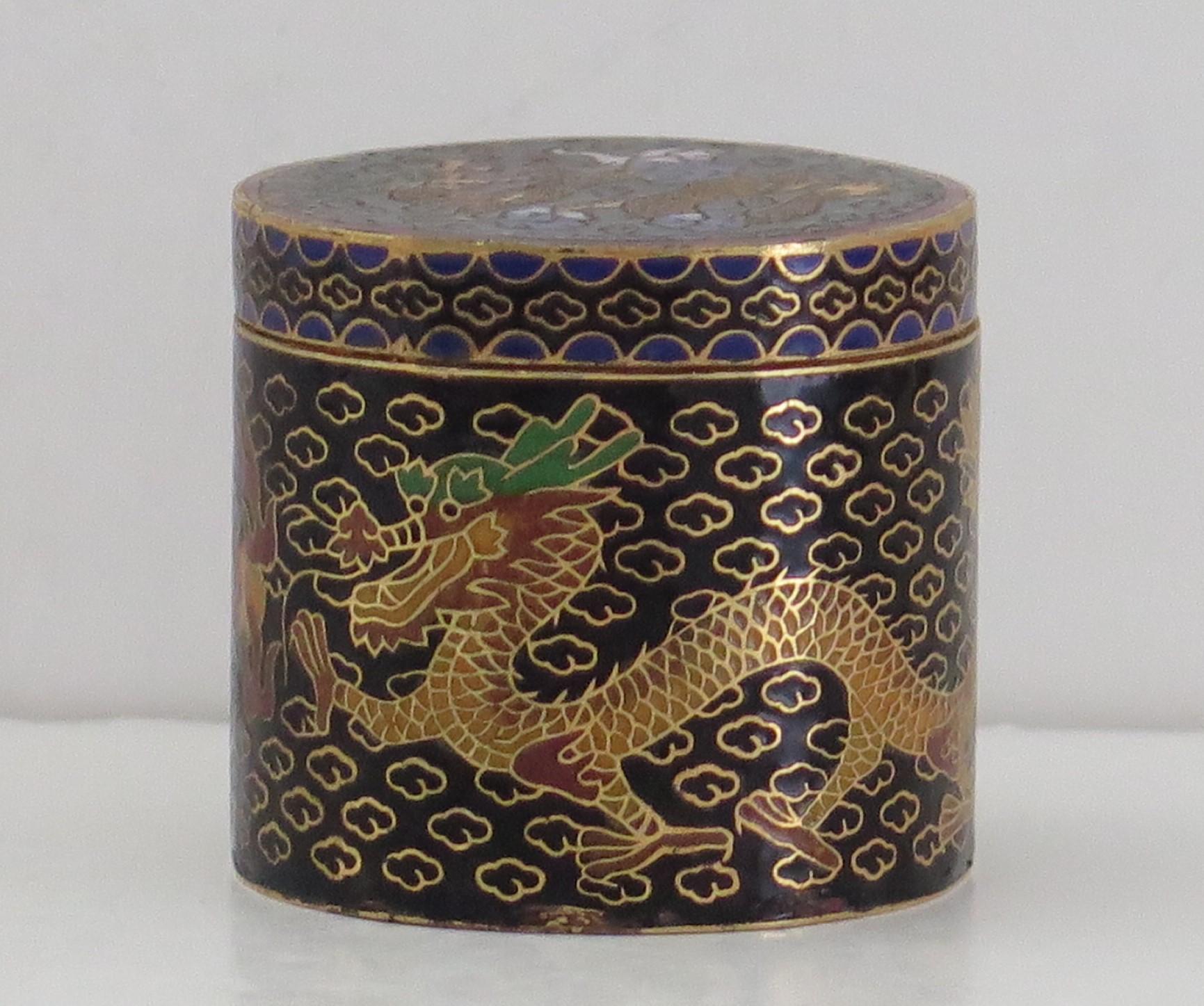 Chinois Petite boîte chinoise cloisonnée à couvercle Deux dragons chassant une perle flamboyante Circa 1930 en vente