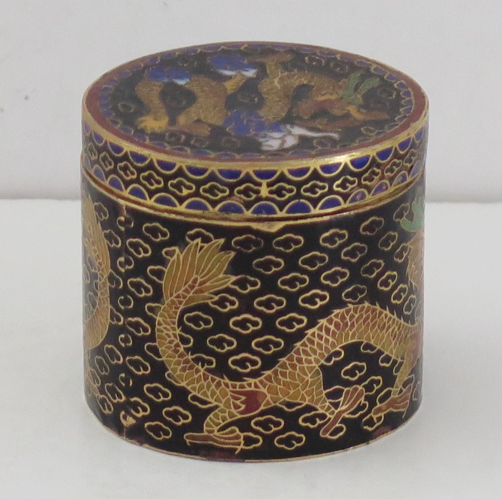 Cloisonné Petite boîte chinoise cloisonnée à couvercle Deux dragons chassant une perle flamboyante Circa 1930 en vente