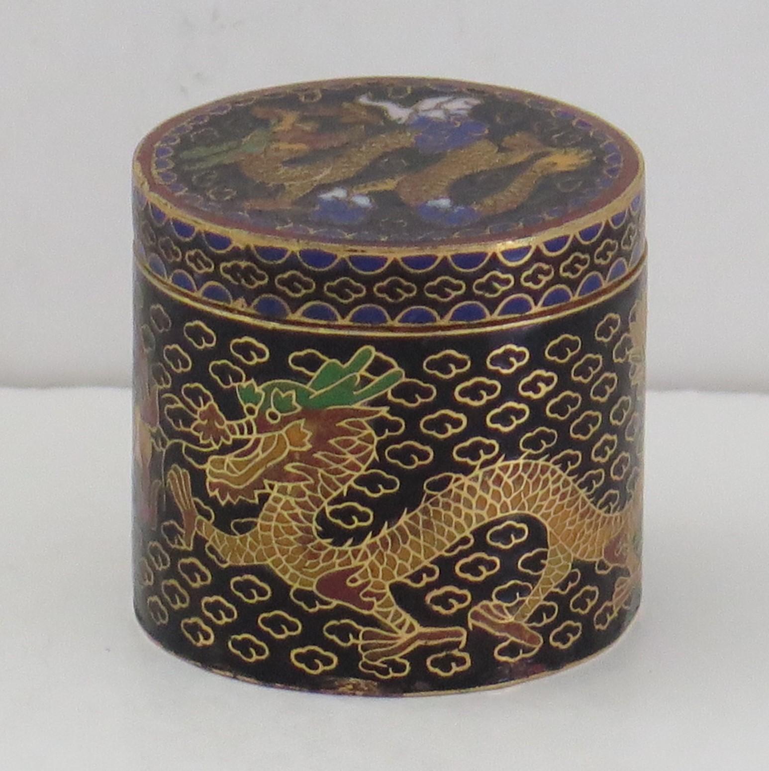 20ième siècle Petite boîte chinoise cloisonnée à couvercle Deux dragons chassant une perle flamboyante Circa 1930 en vente