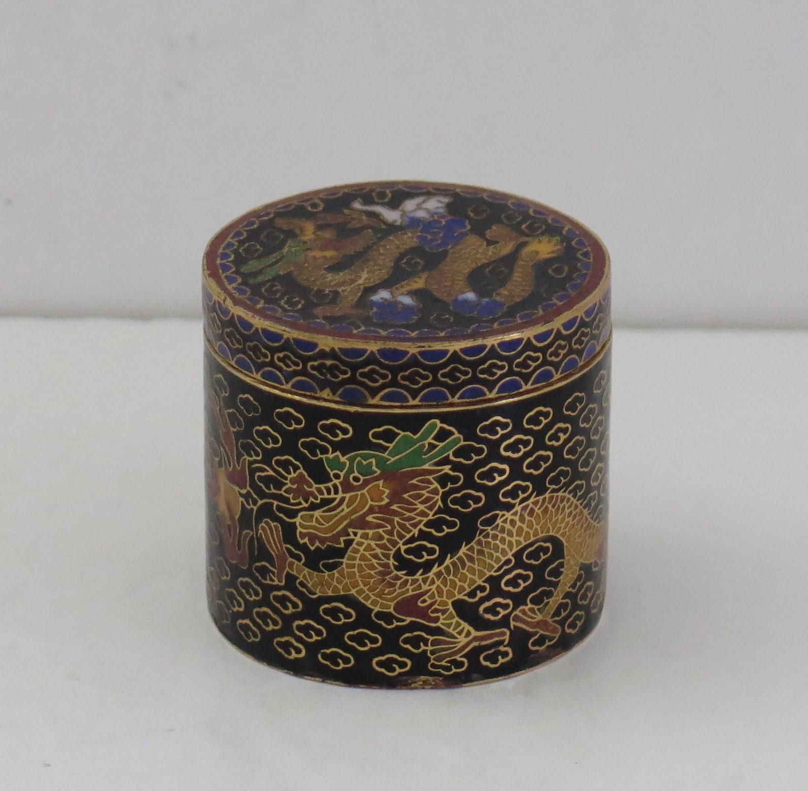 Bronze Petite boîte chinoise cloisonnée à couvercle Deux dragons chassant une perle flamboyante Circa 1930 en vente