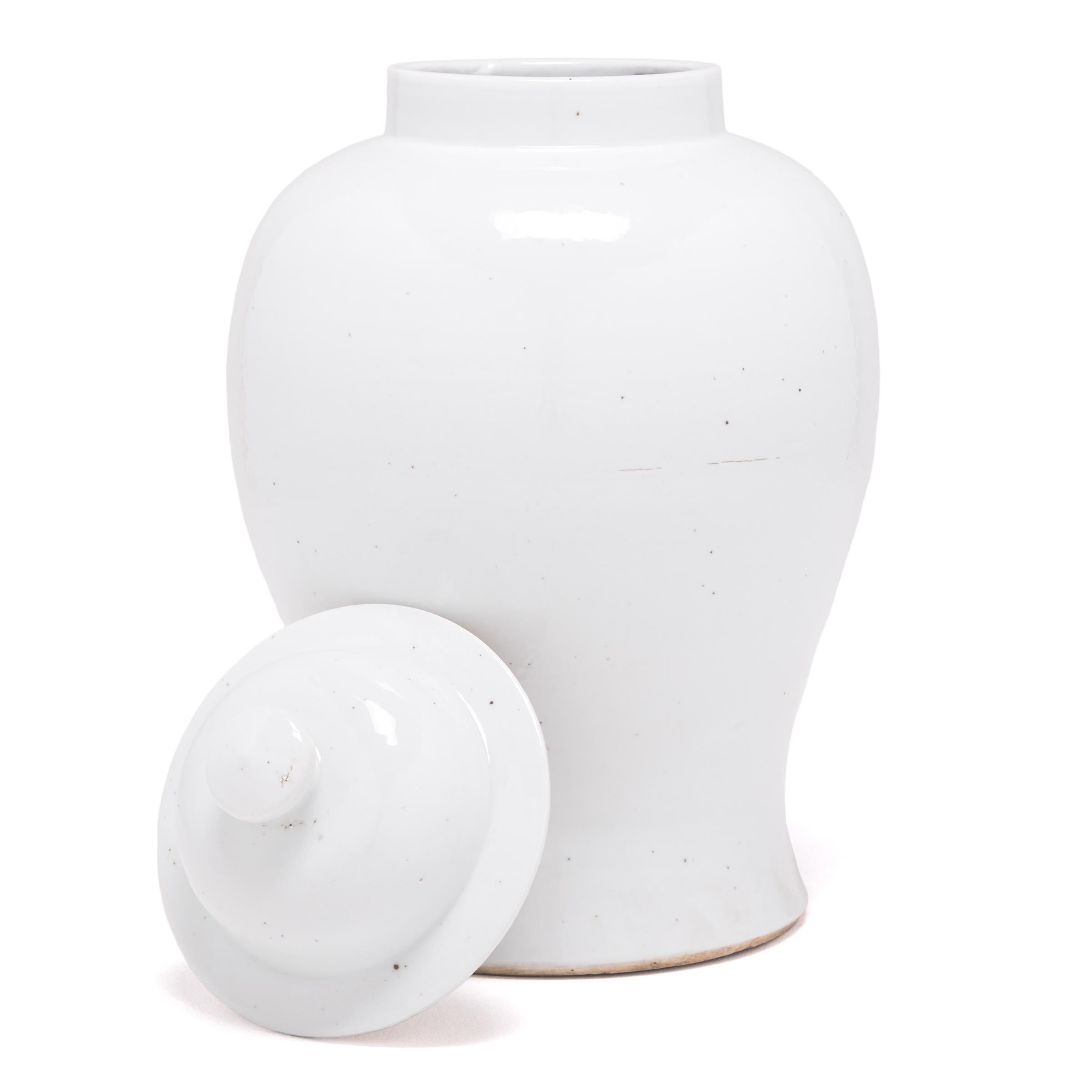 Chinesisch Weiß glasiert Baluster Jar im Zustand „Gut“ im Angebot in Chicago, IL