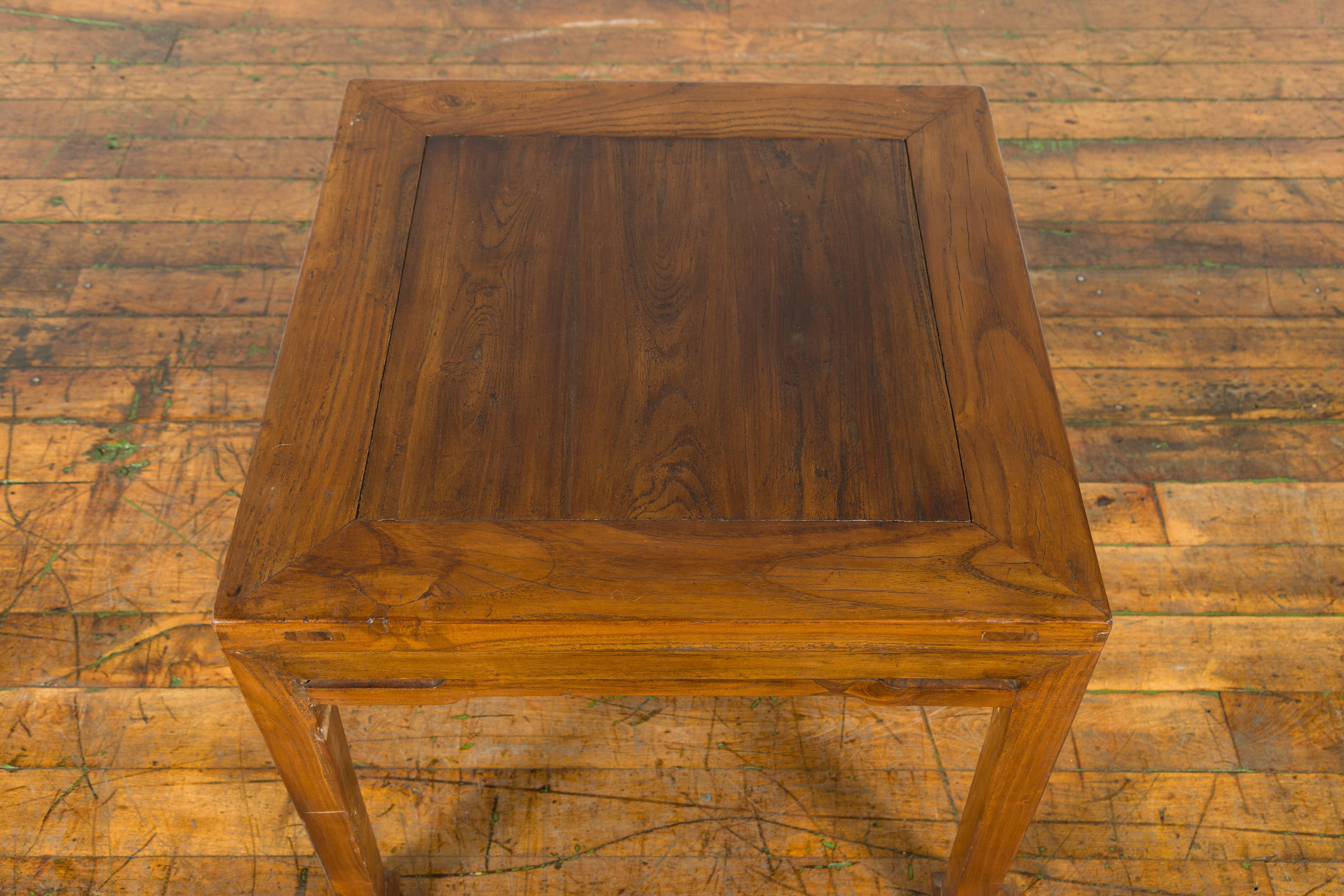 Petite table basse chinoise du début du XXe siècle avec brancards à dos arrondi en vente 6