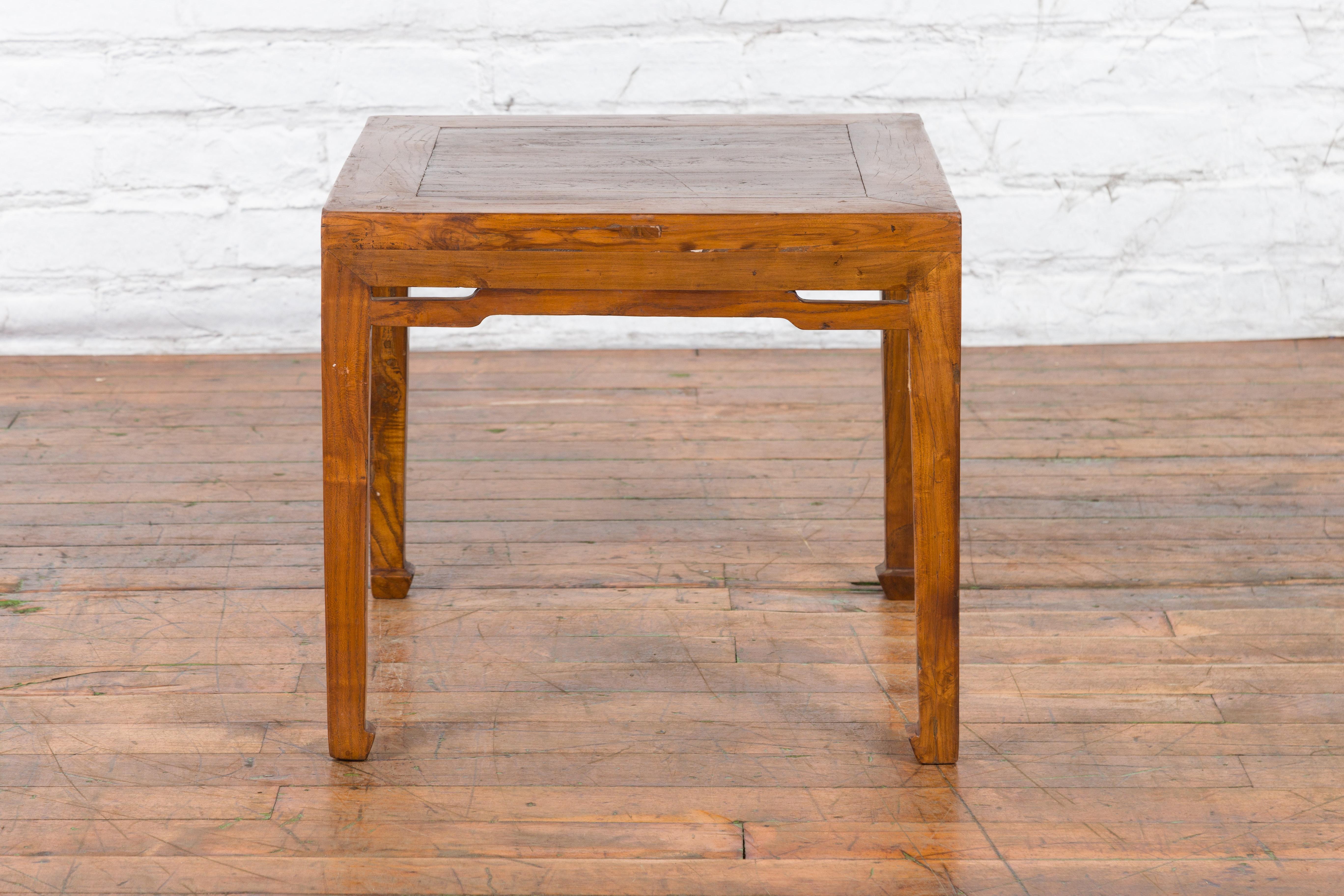 Petite table basse chinoise du début du XXe siècle avec brancards à dos arrondi en vente 8