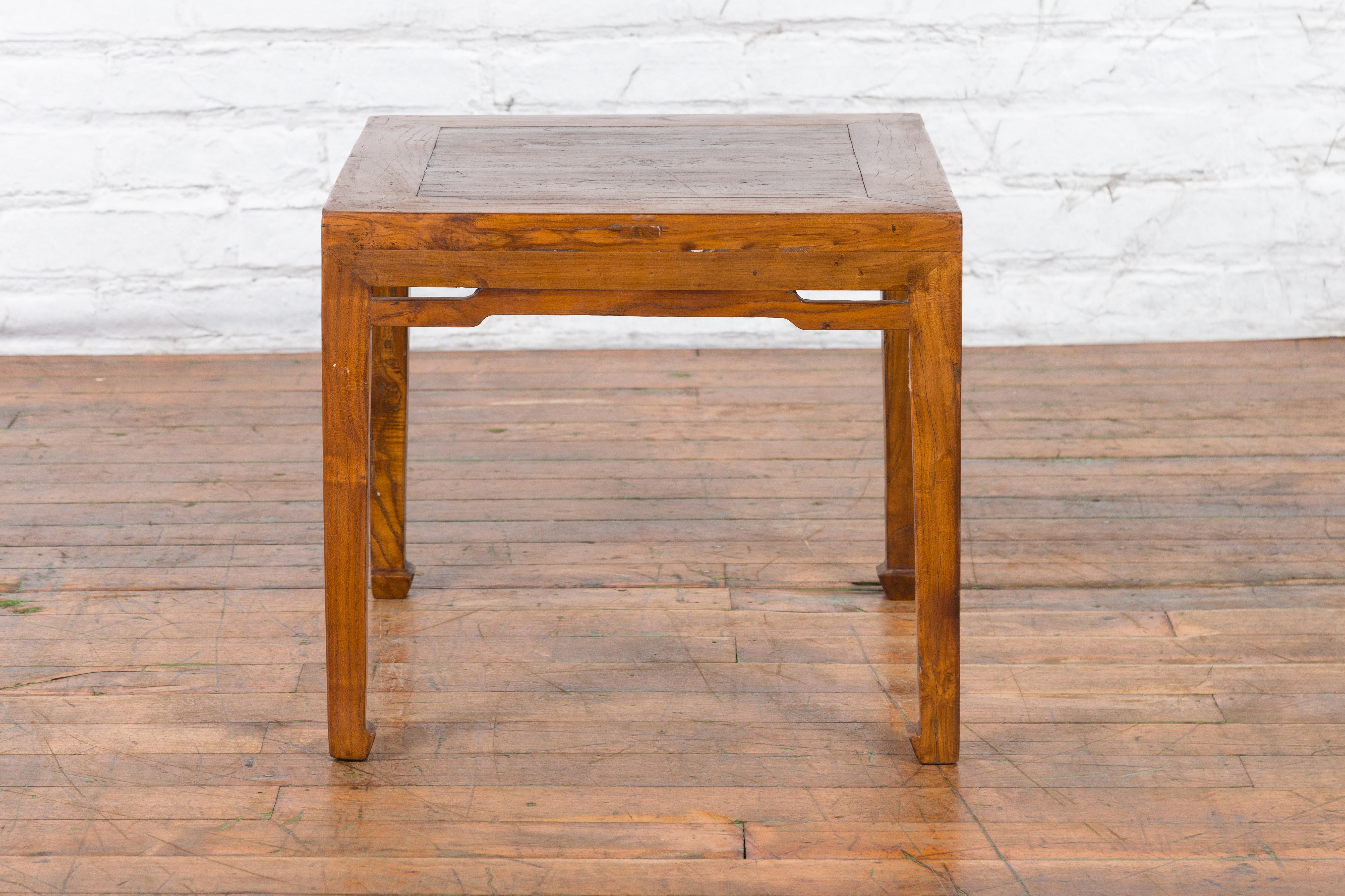 Small Chinese Early 20th Century Coffee Table with Humpback Stretchers For Sale 11