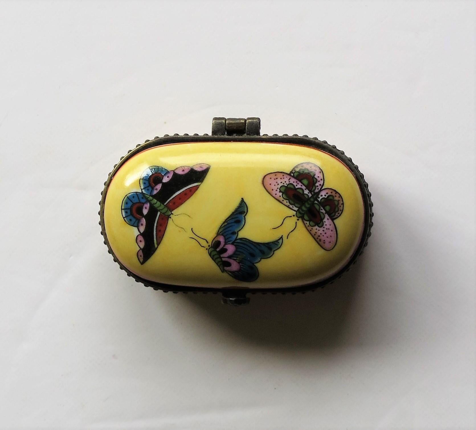 Small Chinese Export Porcelain Box Hinged Lid Hand Painted Butterflies 8