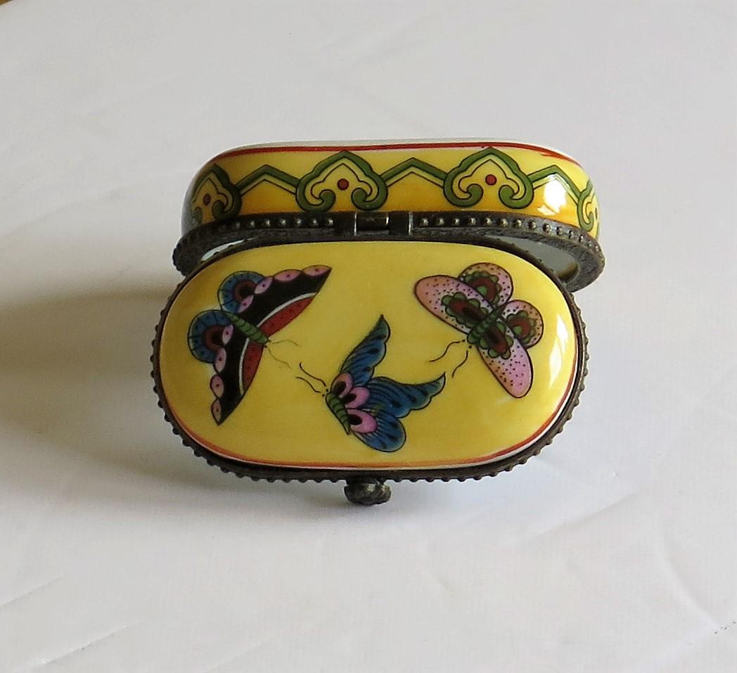 Small Chinese Export Porcelain Box Hinged Lid Hand Painted Butterflies In Good Condition In Lincoln, Lincolnshire