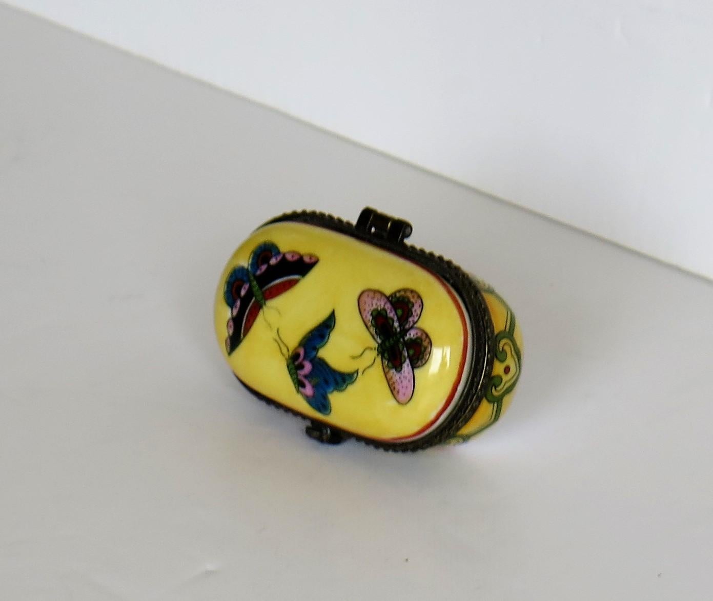 Small Chinese Export Porcelain Box Hinged Lid Hand Painted Butterflies 3