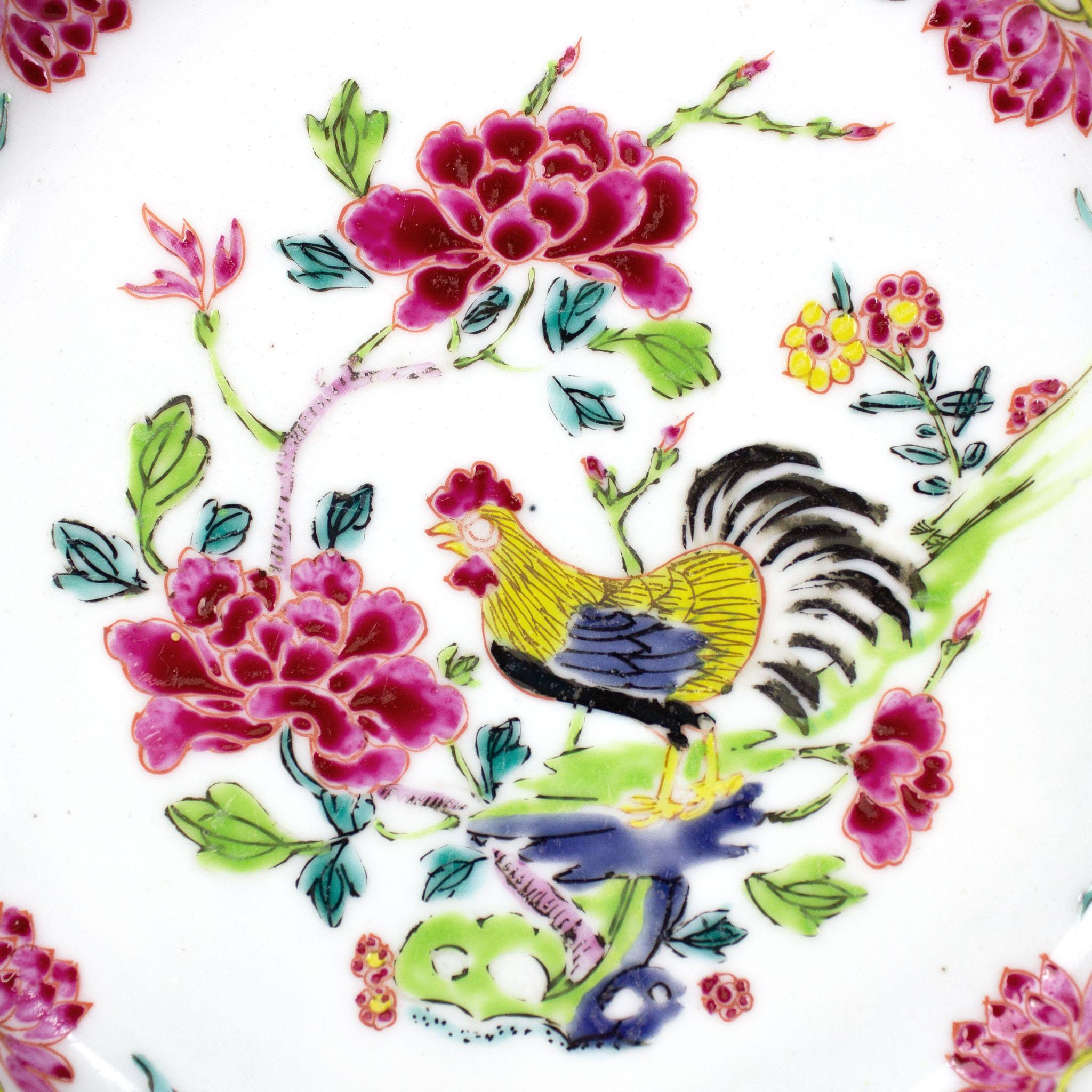 Small Chinese porcelain dish, East India Company, Yongzheng Period (1723-1735). Polychrome decoration depicting in the centre a cock, animal of good omen and good luck, three peonies, considered the queen of flowers and symbol of Spring, and others