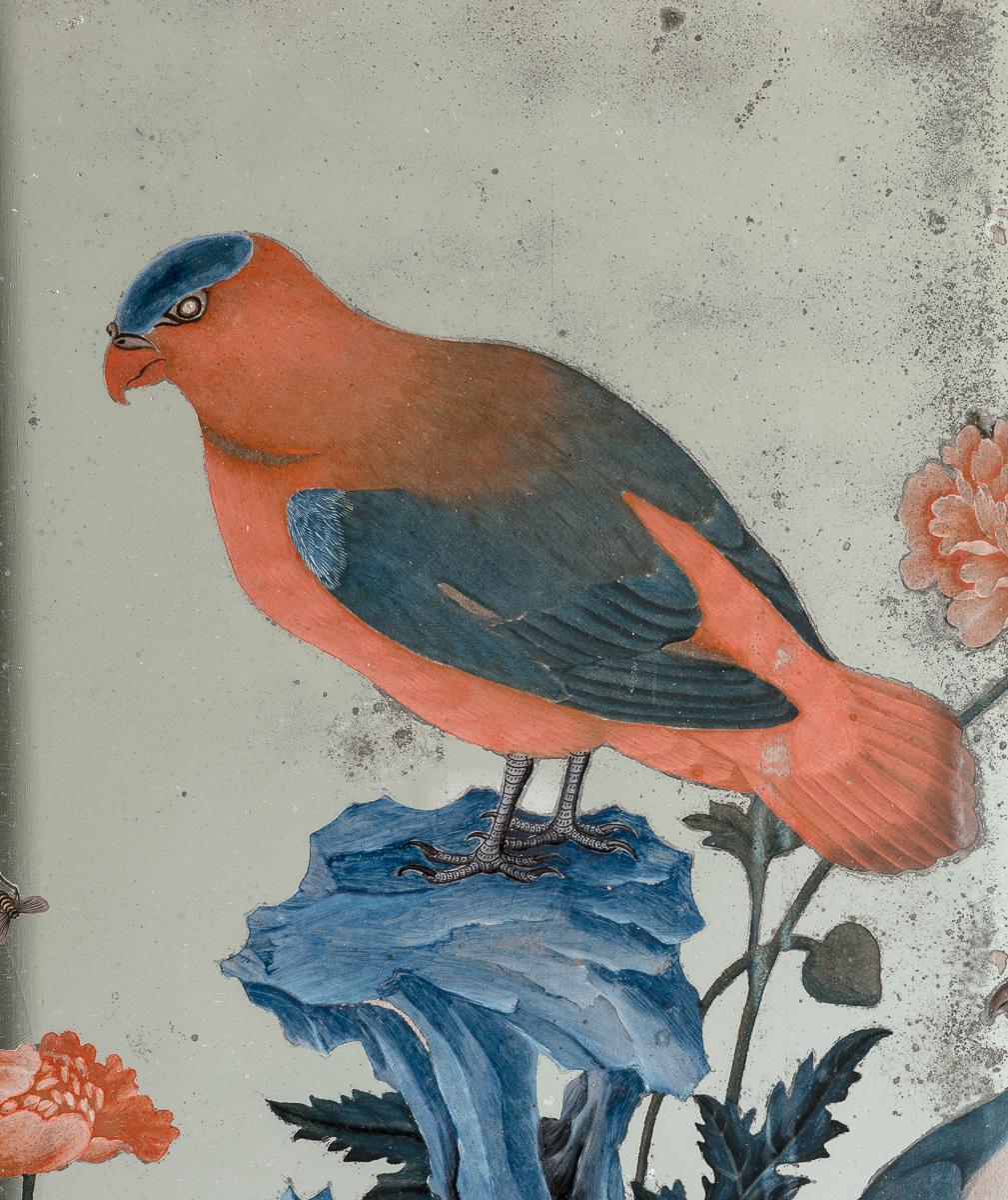 Petit miroir d'exportation chinois de la fin du XVIIIe siècle peint à l'envers

Représentation de deux oiseaux colorés perchés sur un affleurement rocheux.  quatre grandes fleurs de pivoine, la plaque de miroir avec un léger biseau sur chaque bord