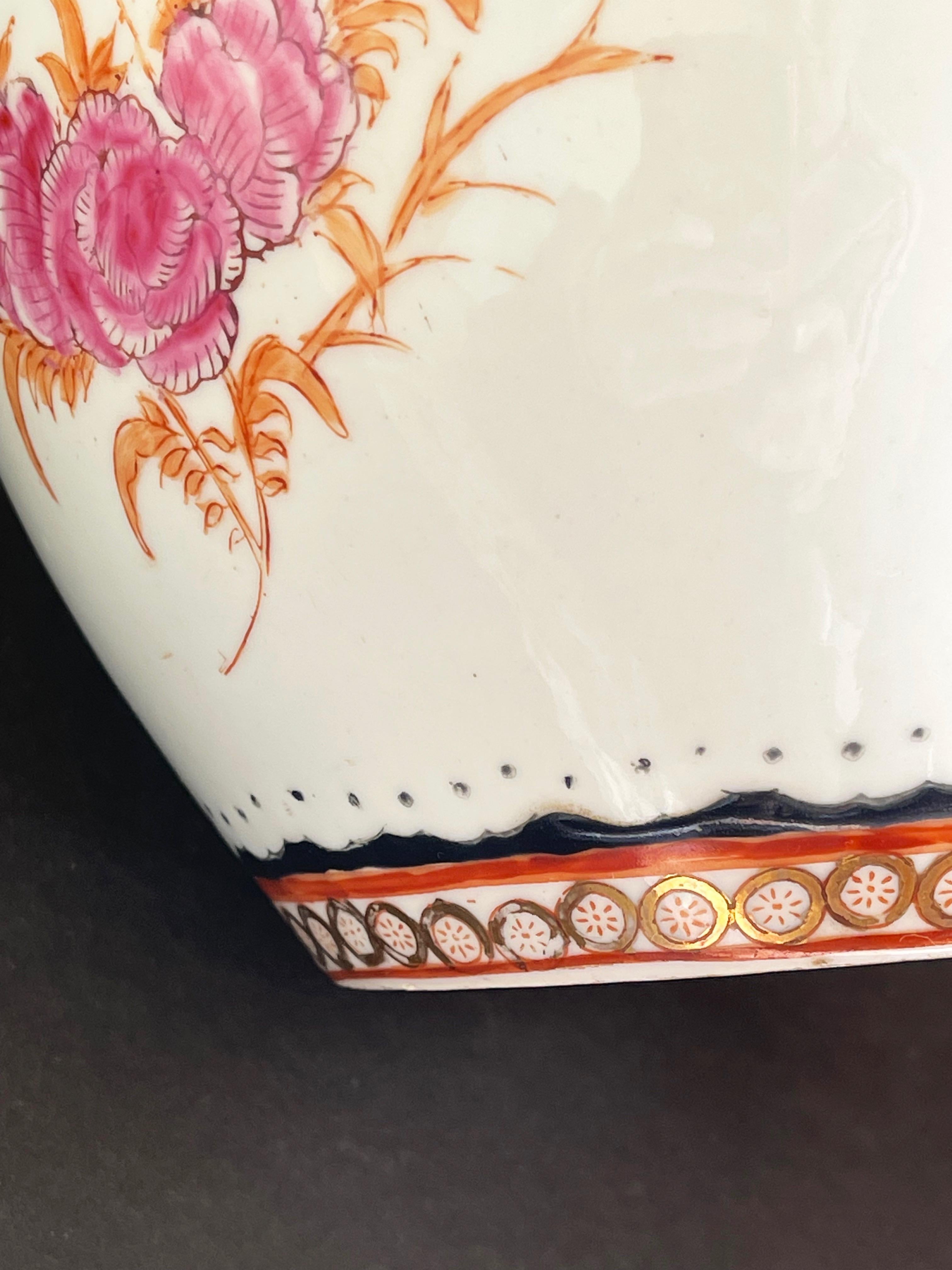 Pequeña jardinera o pecera de porcelana china pintada a mano, mediados del siglo XX en venta 3