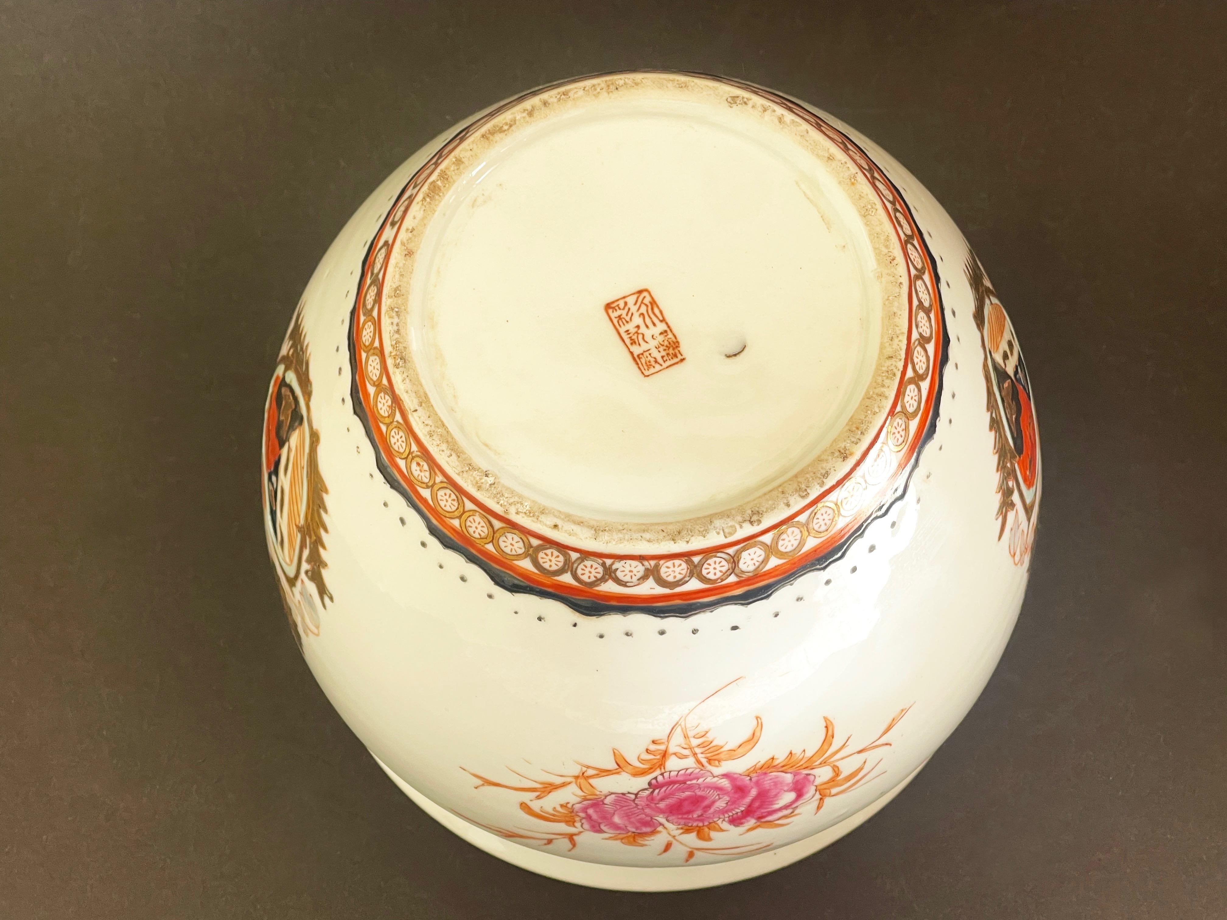 Pequeña jardinera o pecera de porcelana china pintada a mano, mediados del siglo XX en venta 4
