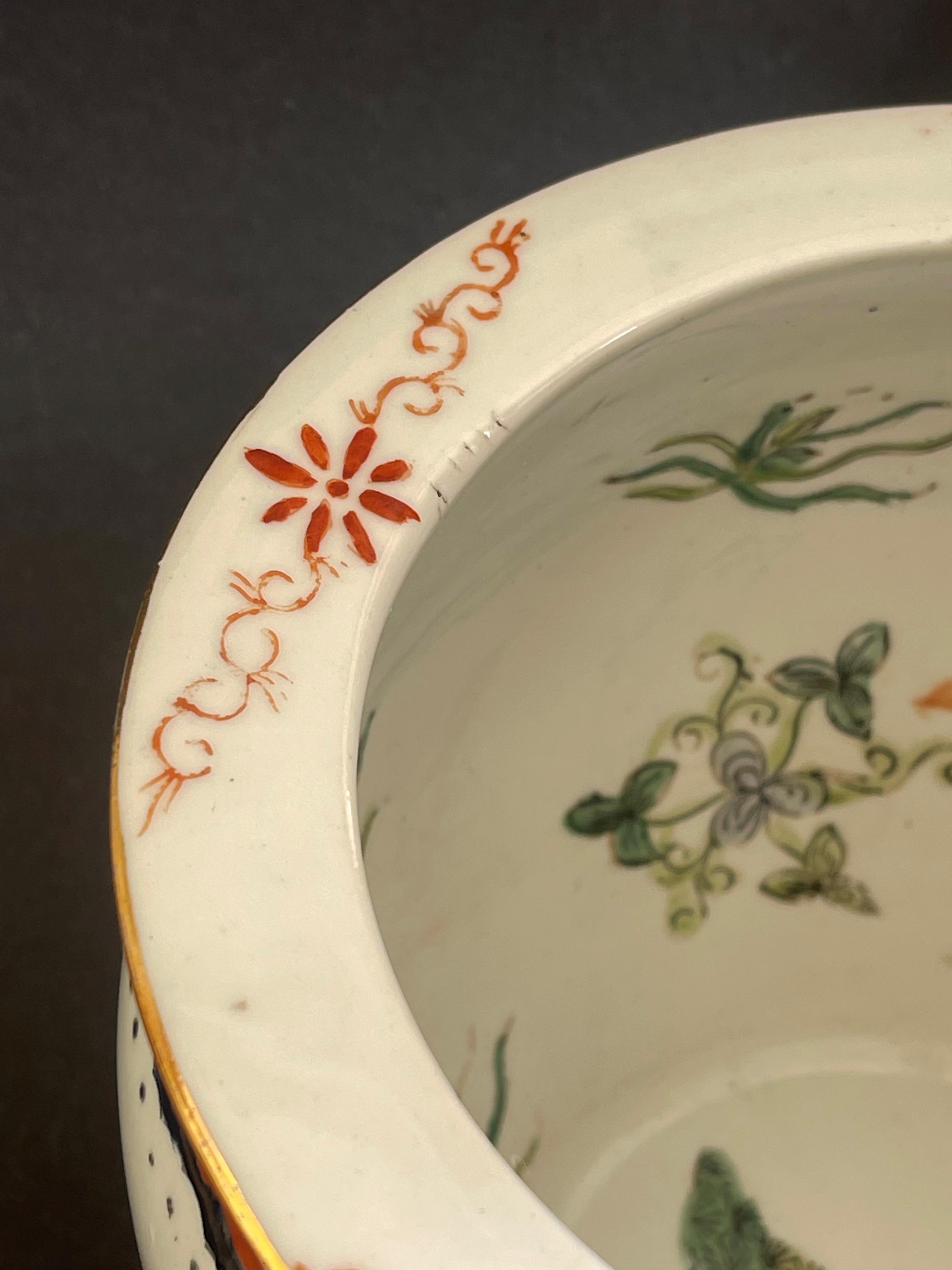 Pequeña jardinera o pecera de porcelana china pintada a mano, mediados del siglo XX en venta 5