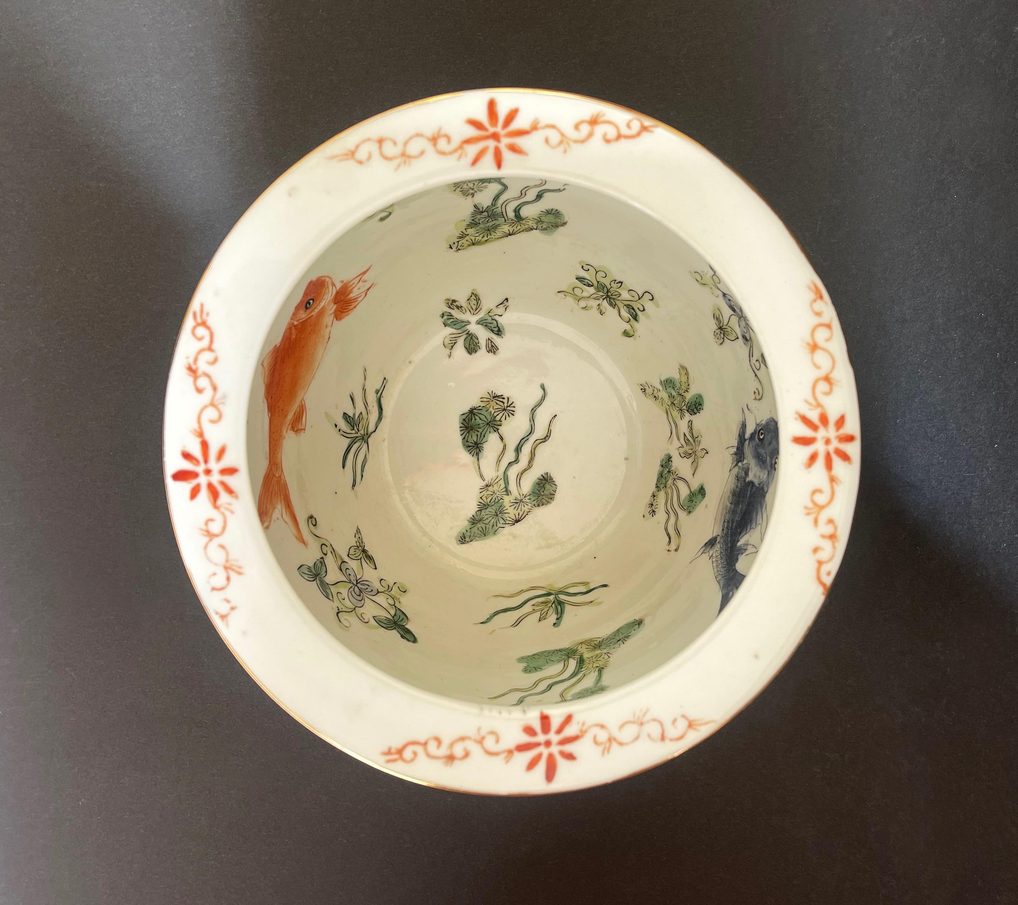 Jardinera (Cachepot) o Pecera de porcelana china de exportación bellamente decorada a mano en 
un juego de 2 escudos con motivos de aves y animales, los otros lados opuestos llevan flores rosas. 
El interior del cuenco muestra dos secciones de peces
