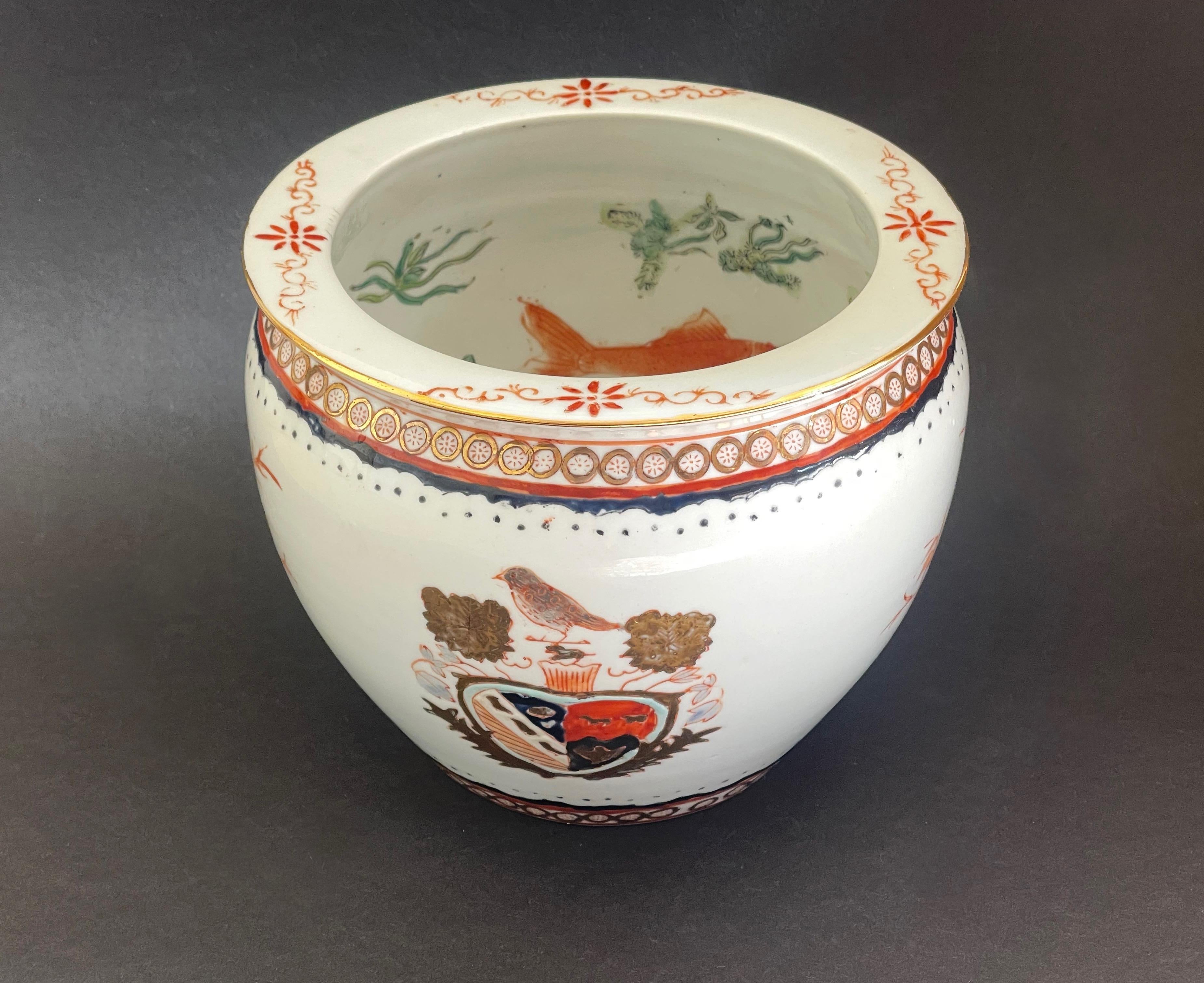 Pequeña jardinera o pecera de porcelana china pintada a mano, mediados del siglo XX Moderno de mediados de siglo en venta