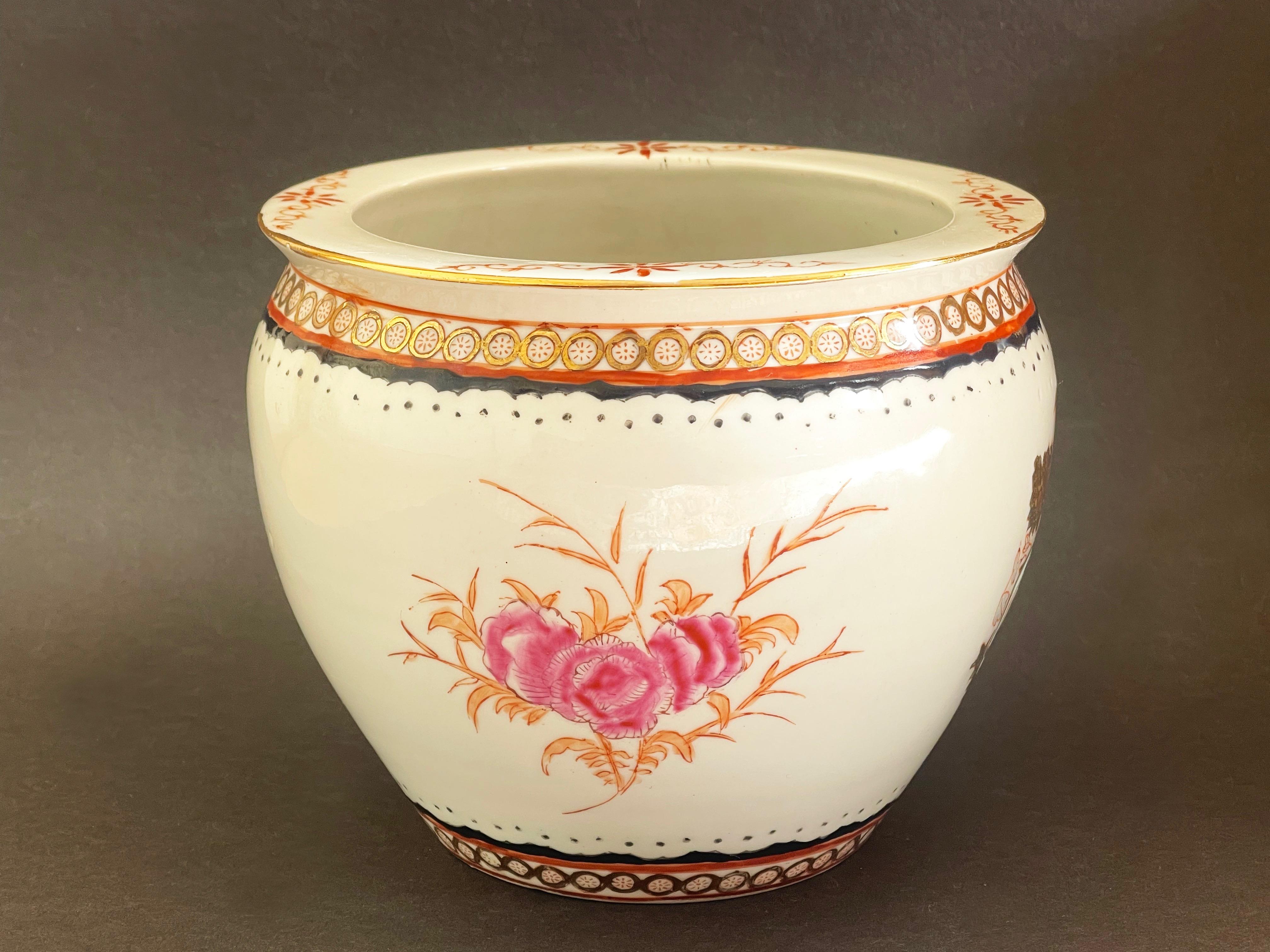 Pequeña jardinera o pecera de porcelana china pintada a mano, mediados del siglo XX Chino en venta