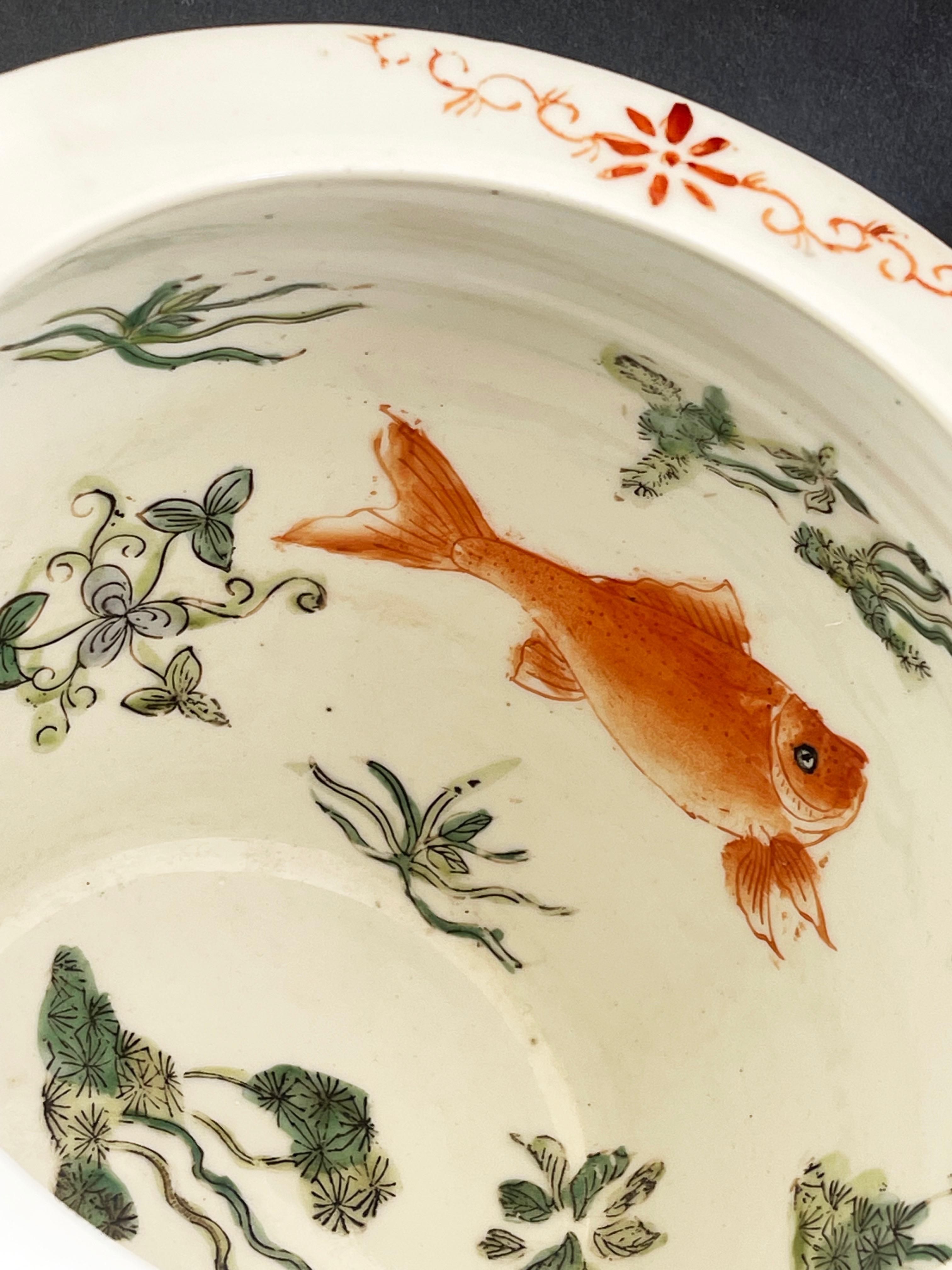 Pequeña jardinera o pecera de porcelana china pintada a mano, mediados del siglo XX Hecho a mano en venta