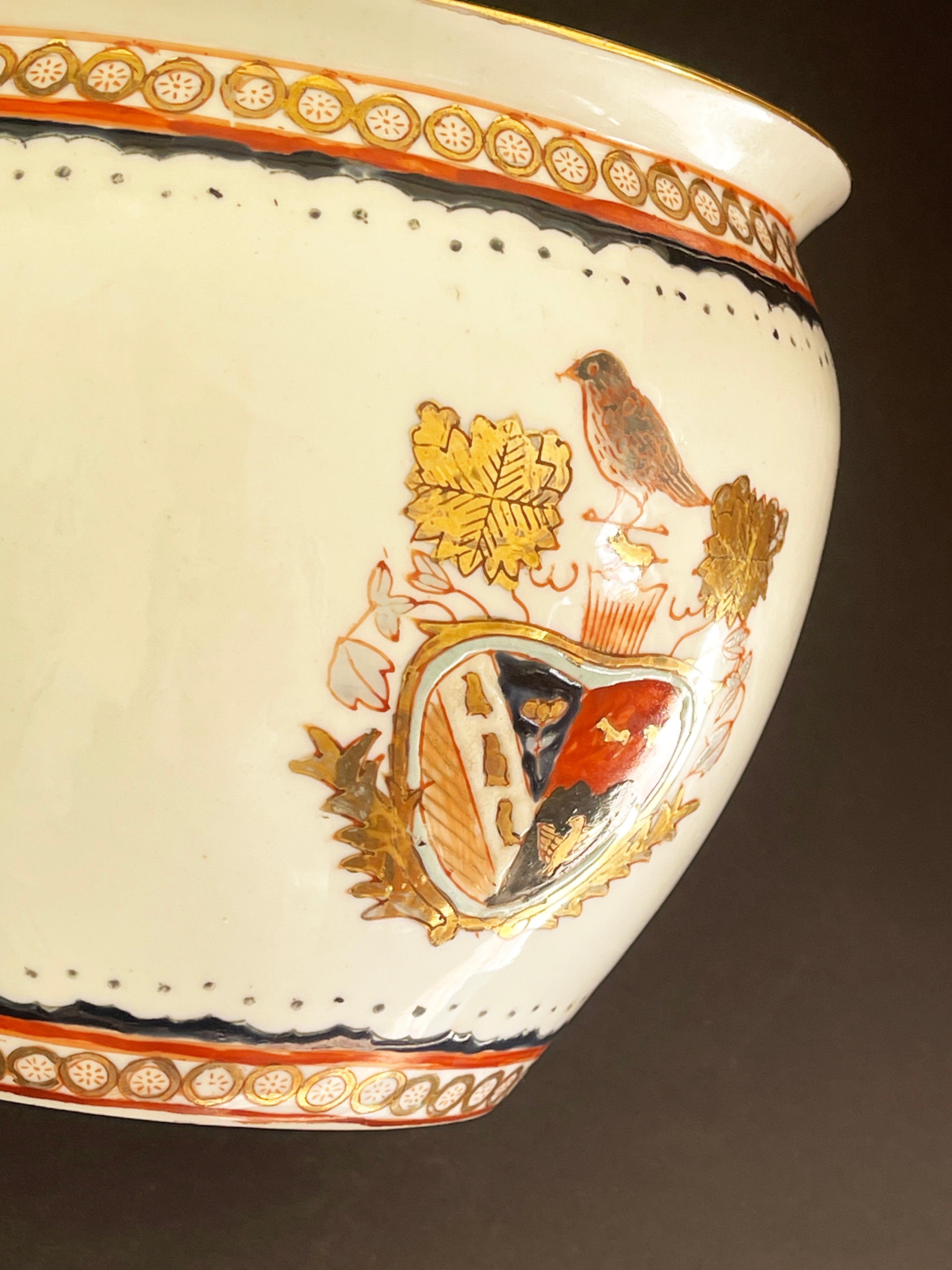 Pequeña jardinera o pecera de porcelana china pintada a mano, mediados del siglo XX Porcelana en venta