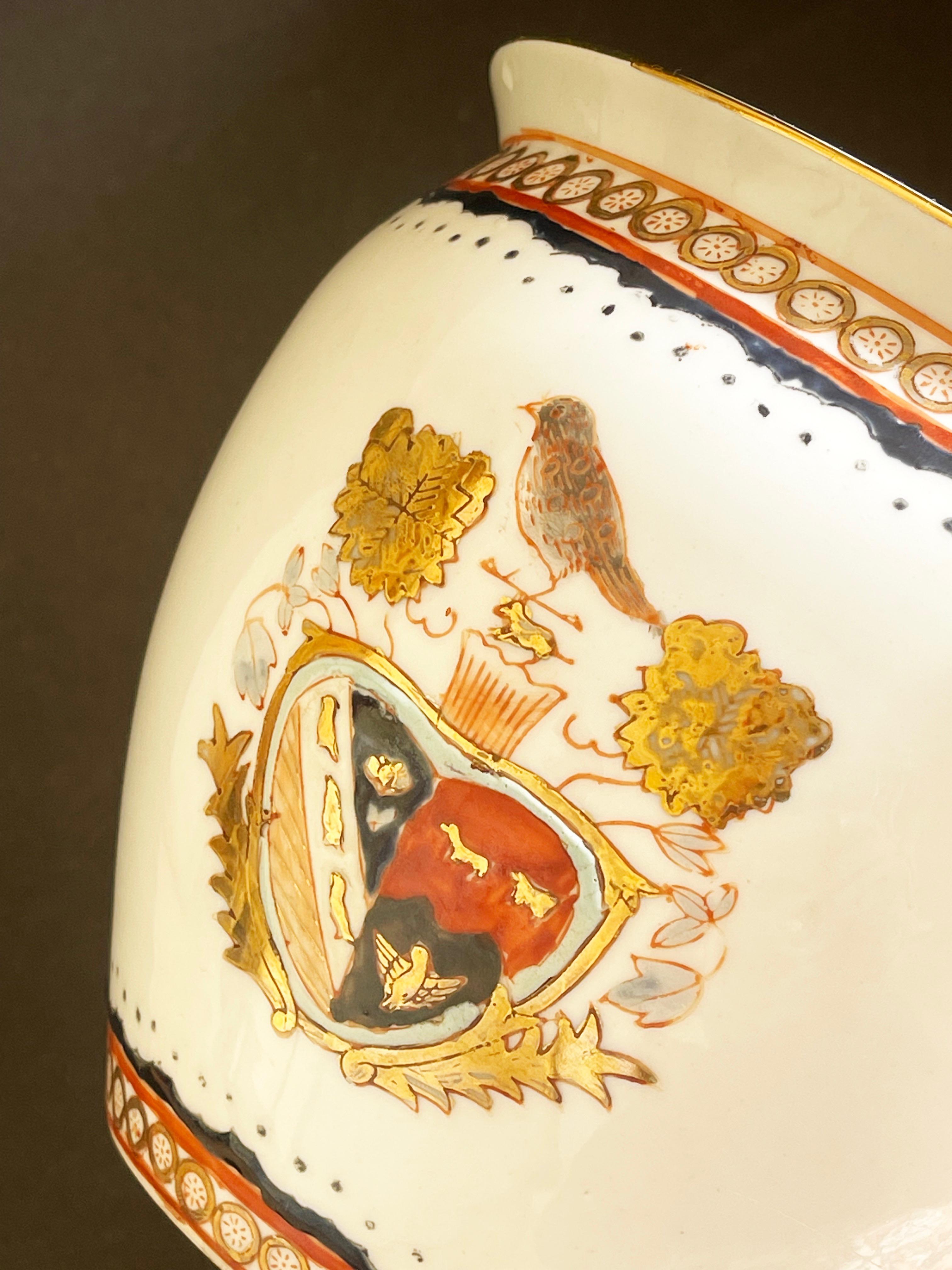 Pequeña jardinera o pecera de porcelana china pintada a mano, mediados del siglo XX en venta 1