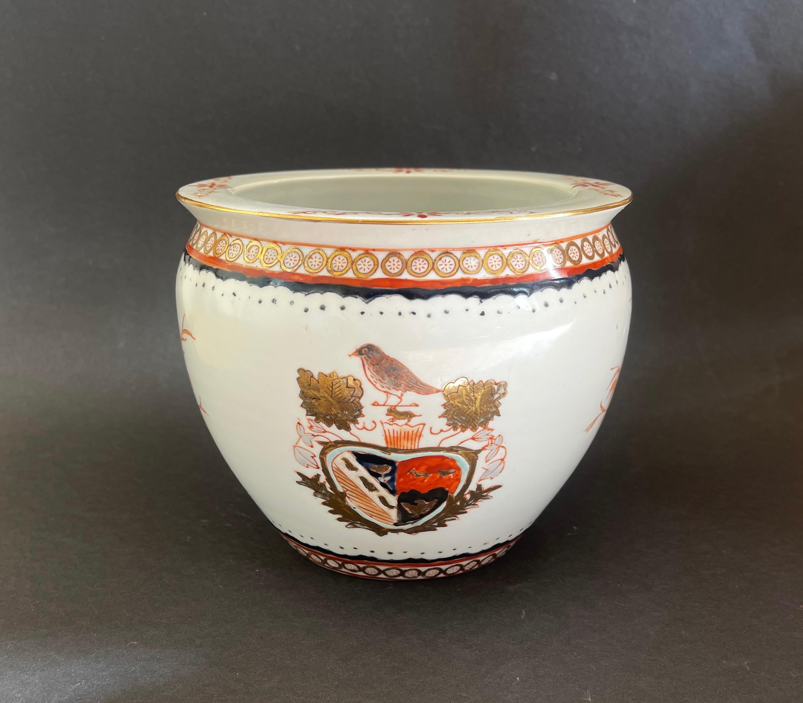 Pequeña jardinera o pecera de porcelana china pintada a mano, mediados del siglo XX en venta 2