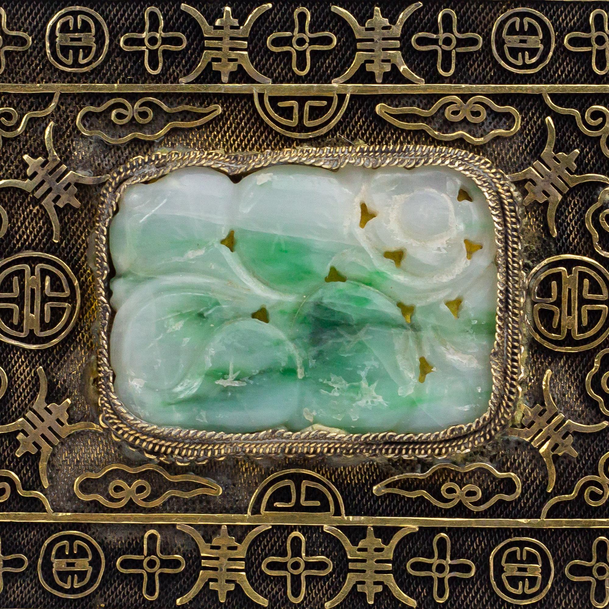 Petite boîte à charnière chinoise en argent et jade sculpté en vente 1