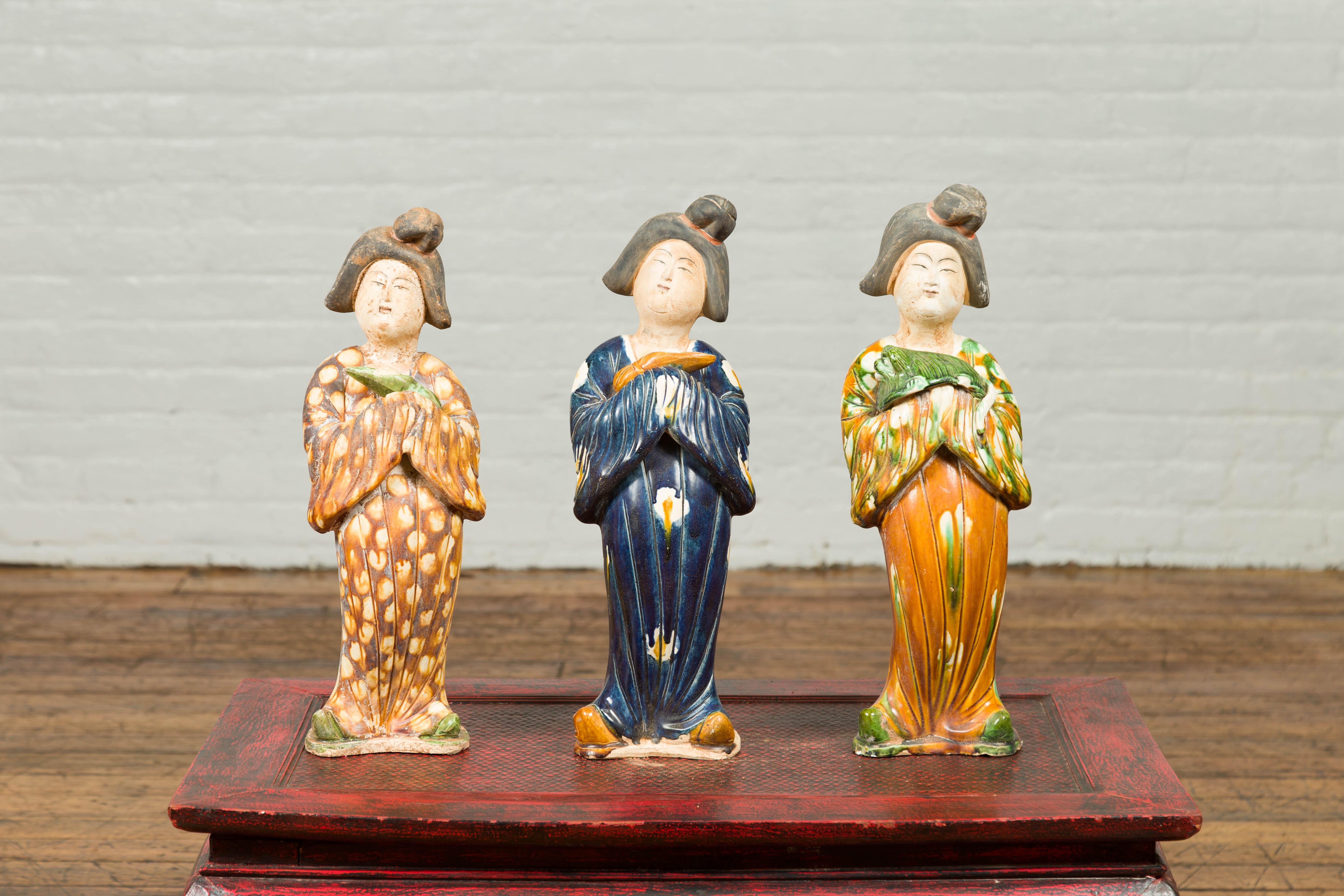 Petite statue chinoise d'une dame de la cour portant un kimono bleu et tenant un bébé en vente 3