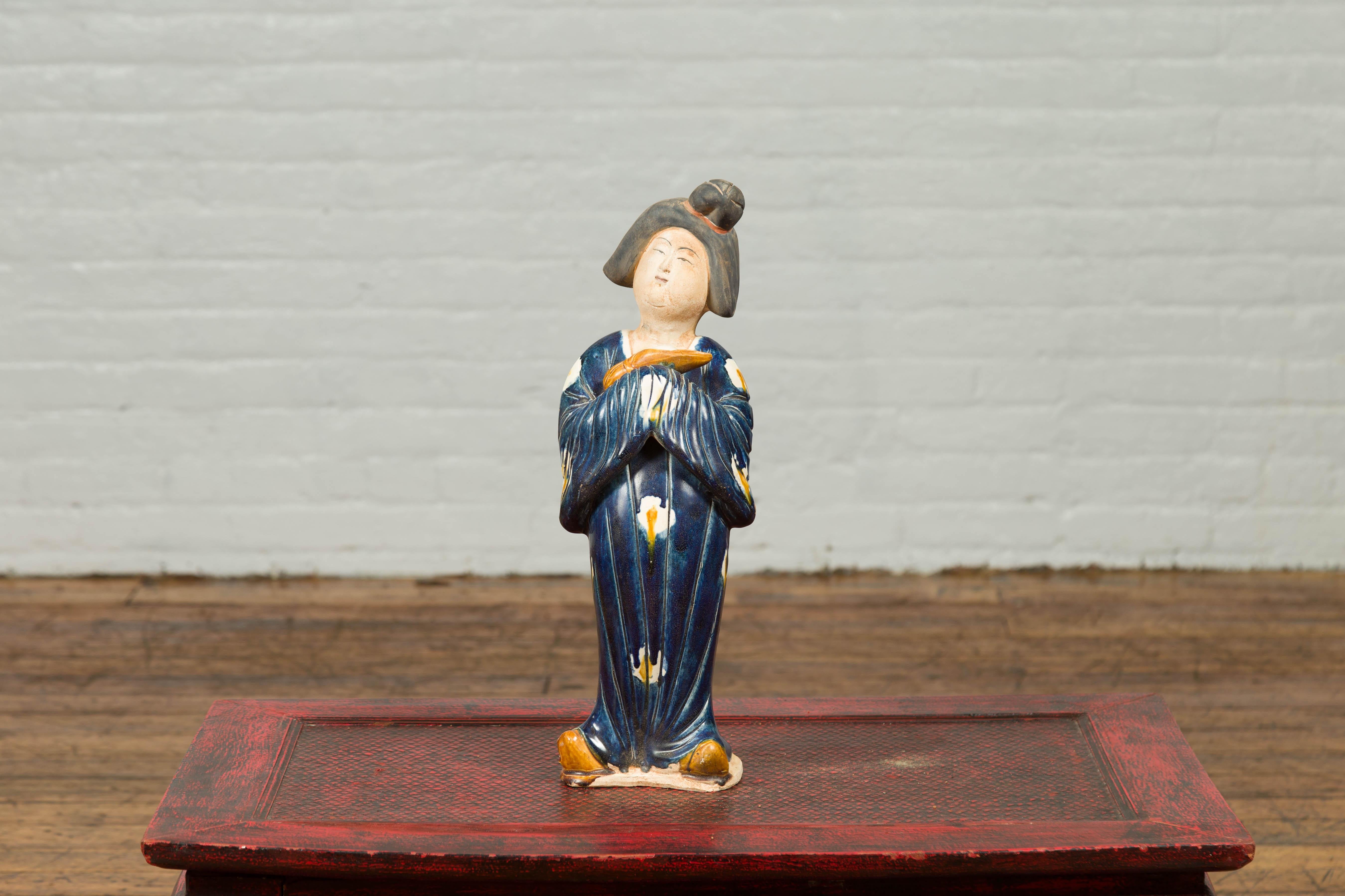 Small Chinese Statue of a Court Lady Wearing Blue Kimono and Holding a Baby For Sale 3