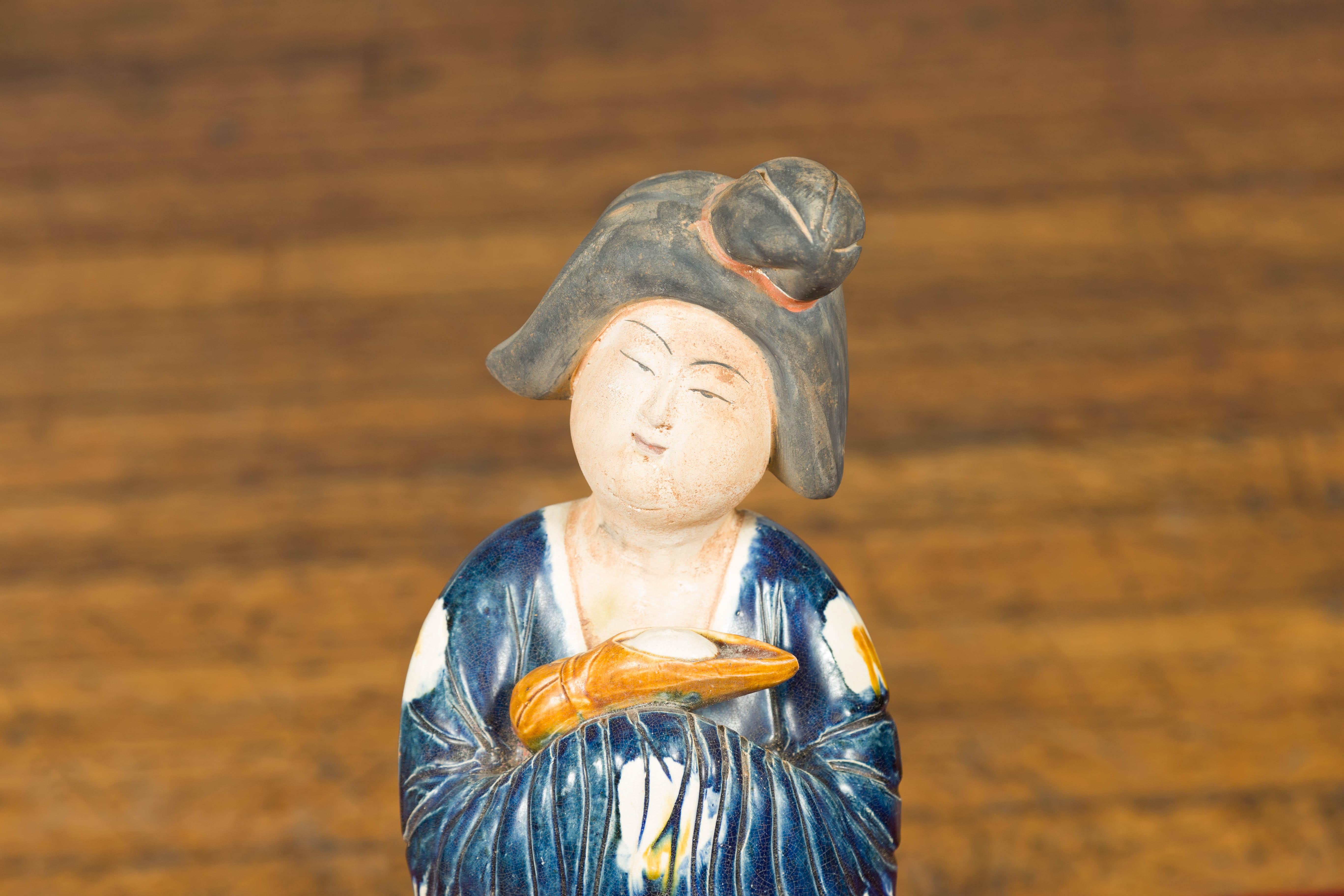 Vernissé Petite statue chinoise d'une dame de la cour portant un kimono bleu et tenant un bébé en vente