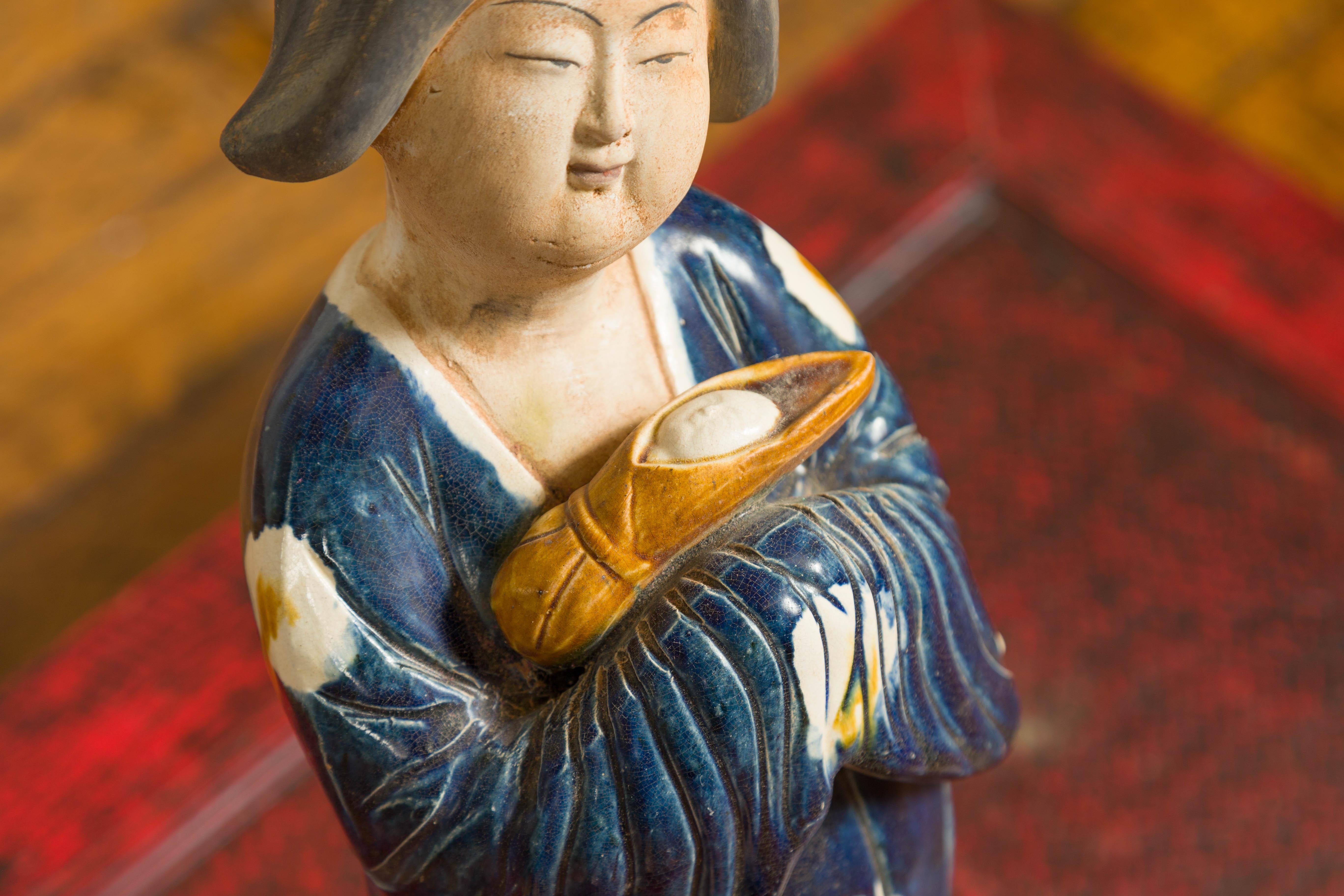 Petite statue chinoise d'une dame de la cour portant un kimono bleu et tenant un bébé Bon état - En vente à Yonkers, NY