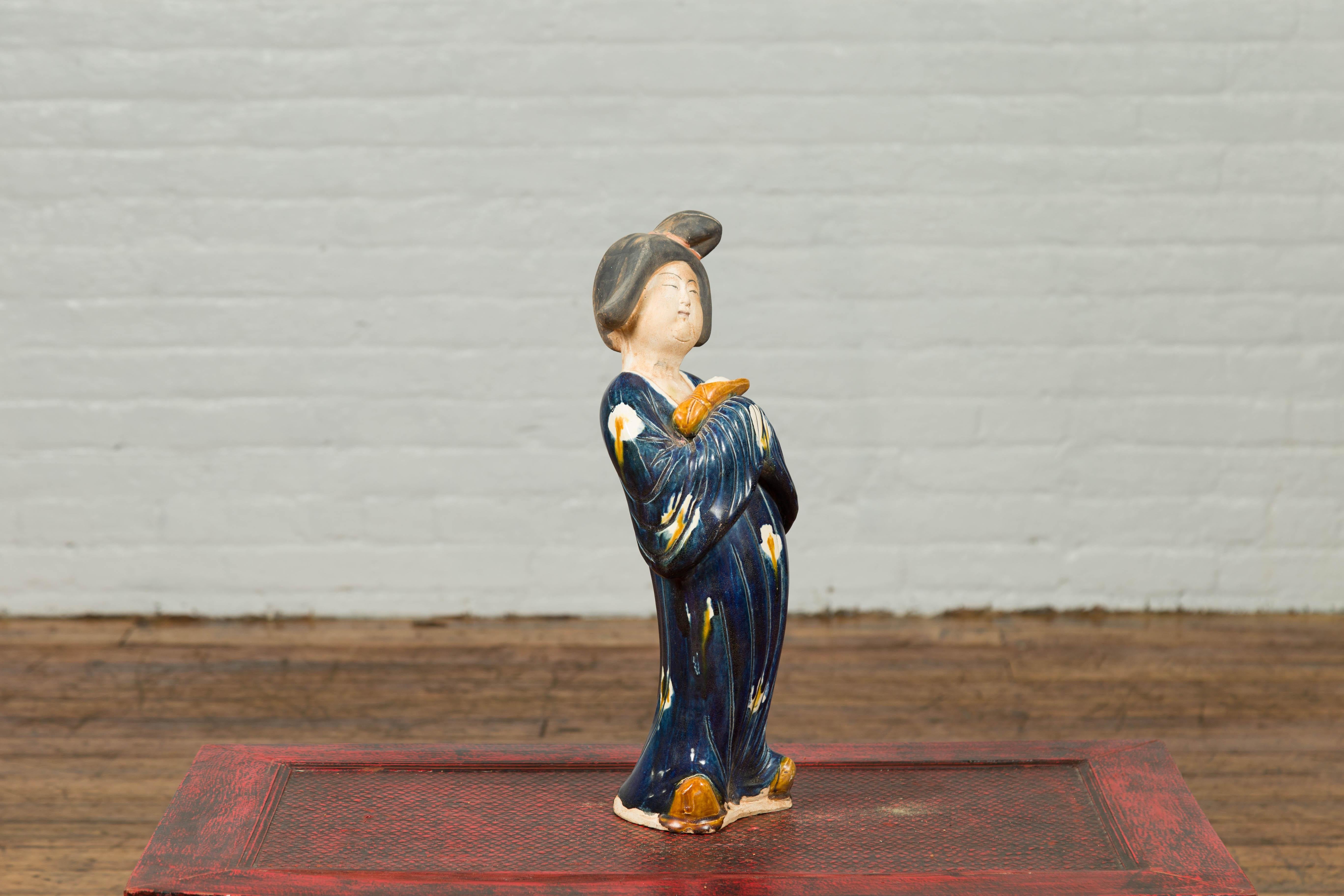 Petite statue chinoise d'une dame de la cour portant un kimono bleu et tenant un bébé en vente 1