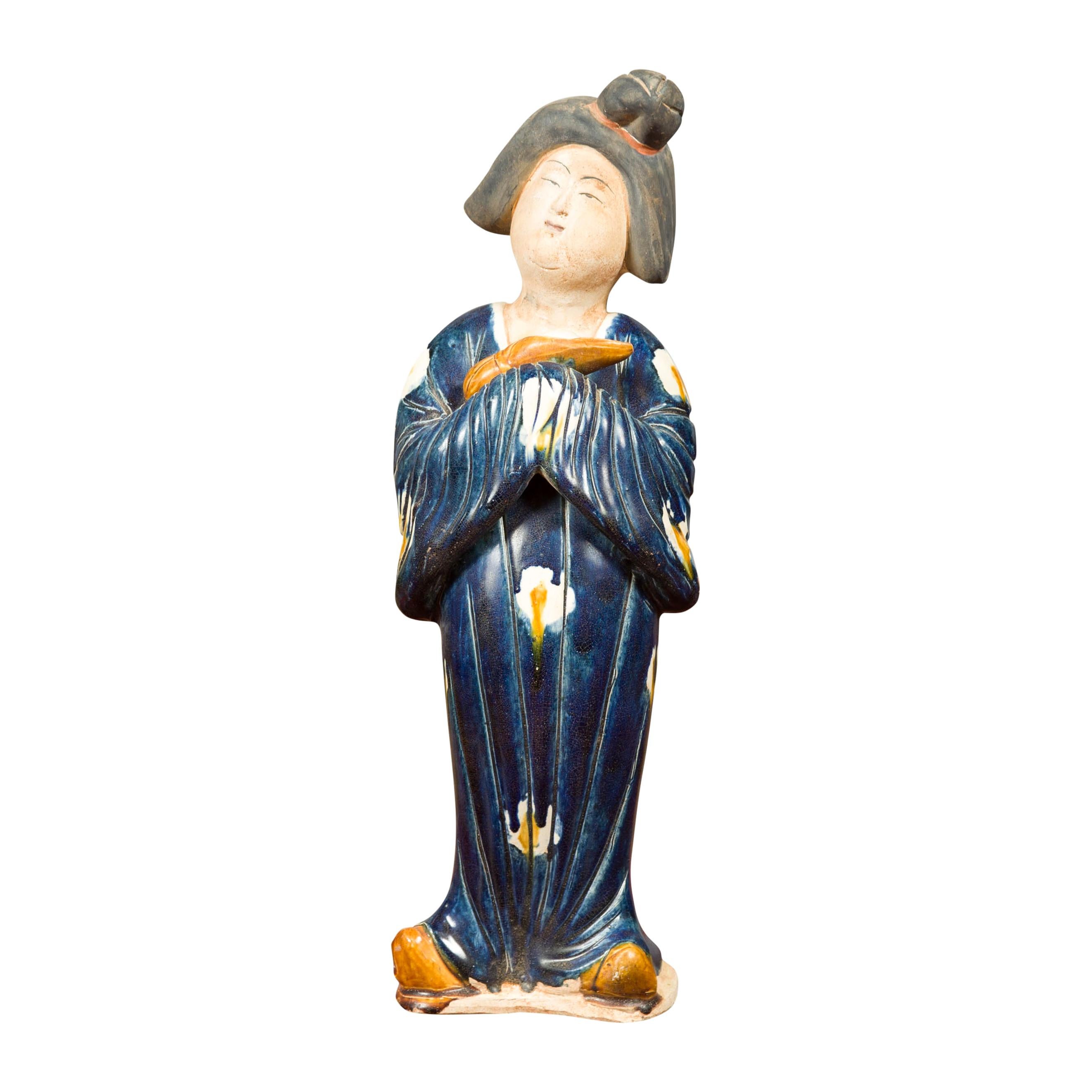 Petite statue chinoise d'une dame de la cour portant un kimono bleu et tenant un bébé