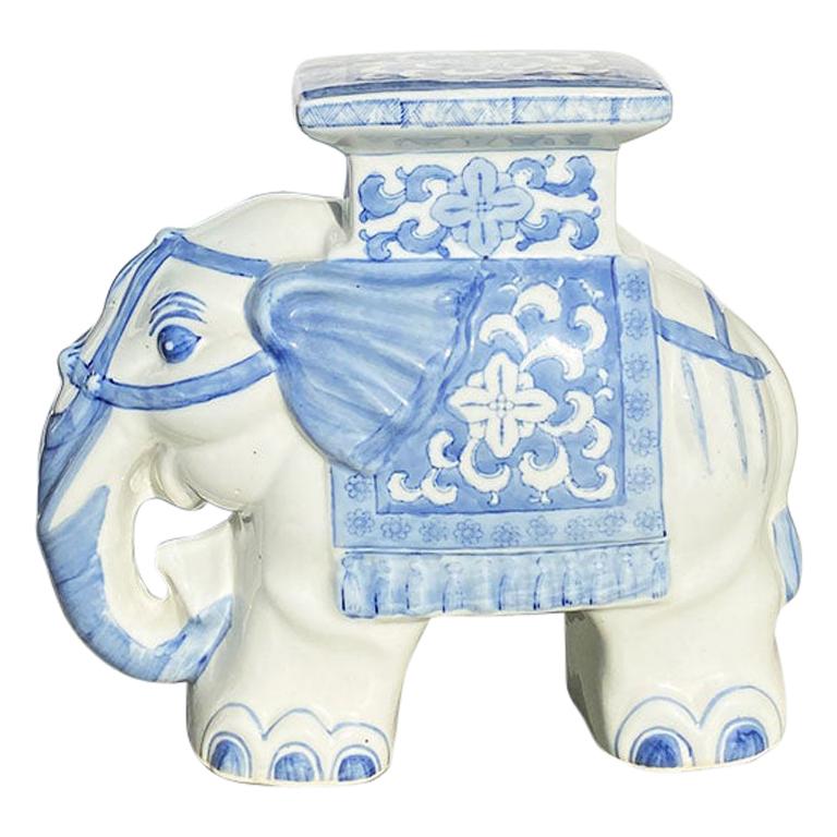 Kleiner blau-weißer Chinoiserie-Keramik-Elefant als Stand für Gartenpflanzen