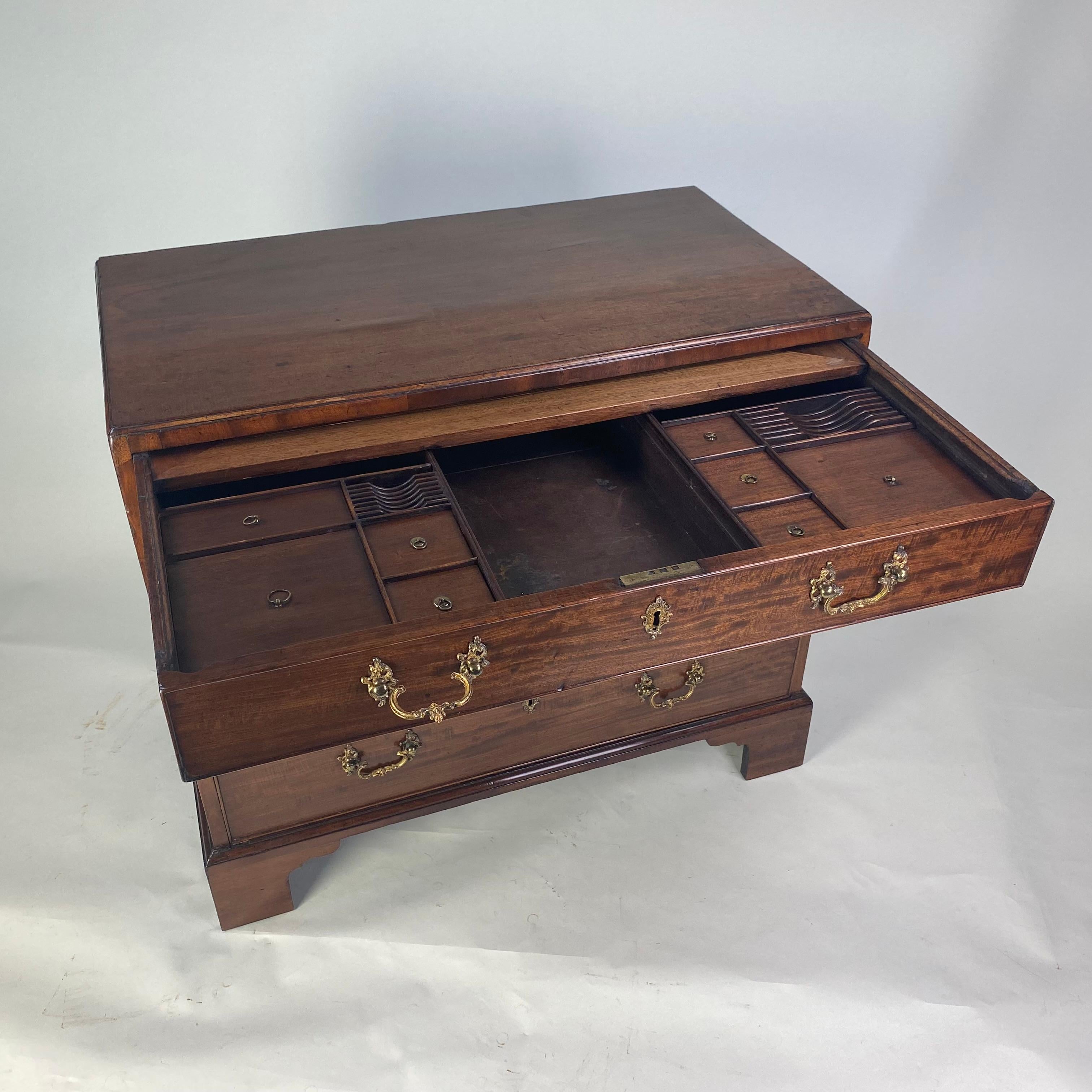 Small Chippendale period mahogany Chest of Drawers In Good Condition For Sale In Folkestone, GB