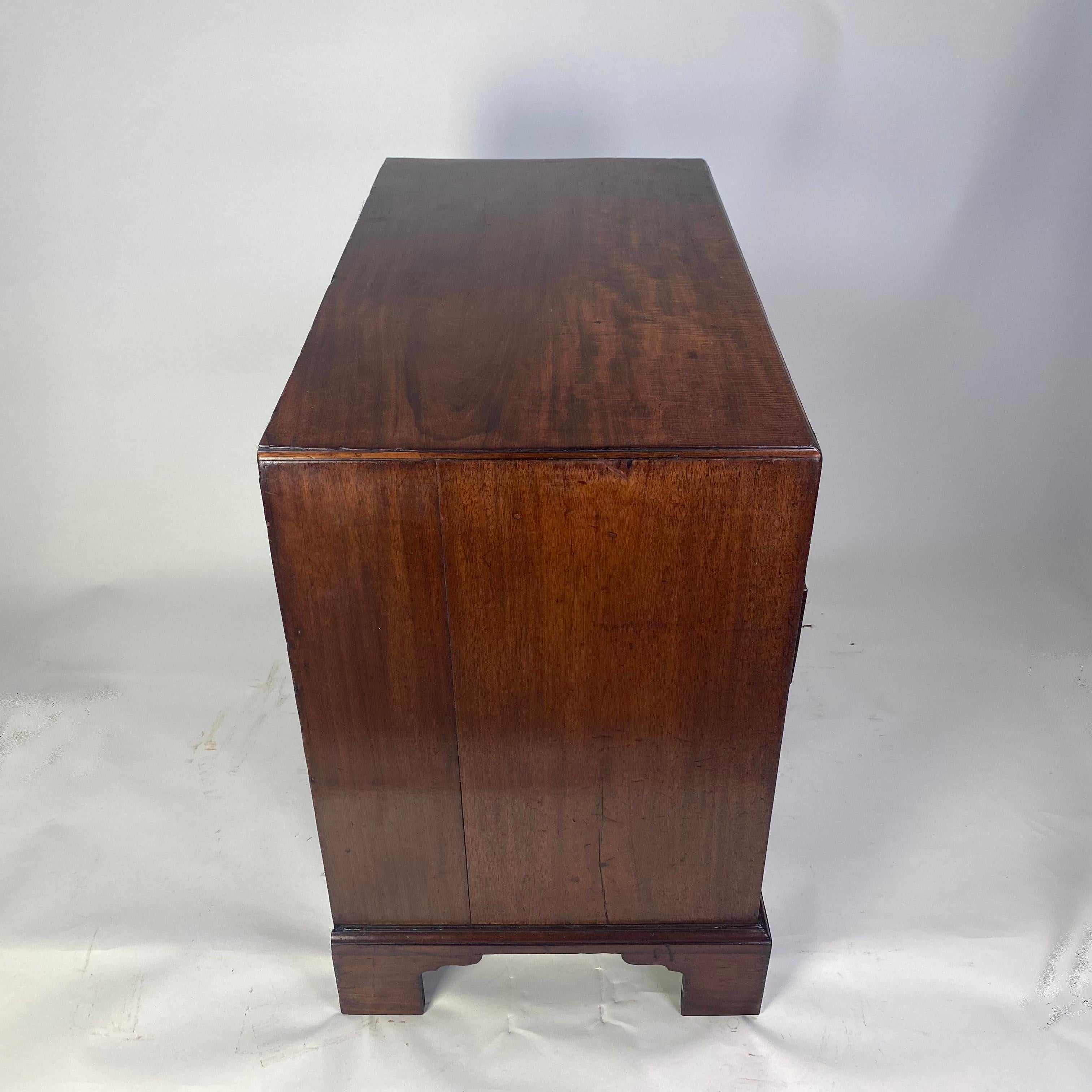 Small Chippendale period mahogany Chest of Drawers For Sale 1