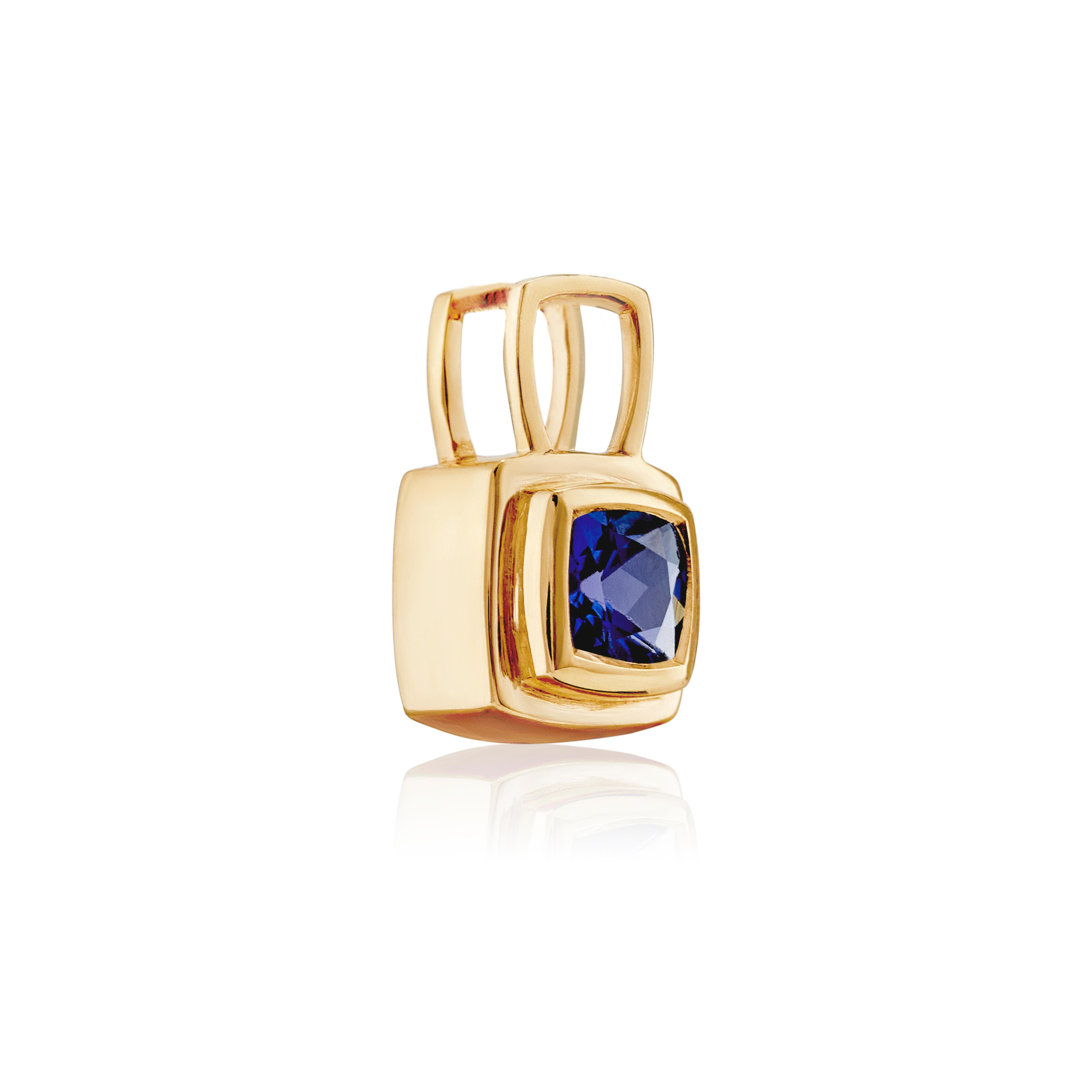Préparez-vous à rehausser votre style avec une explosion de couleurs - le petit pendentif en tanzanite chocolatée est là ! Ce superbe pendentif met en valeur une pierre précieuse taillée en forme de coussin, sertie dans un ravissant motif chocolat,