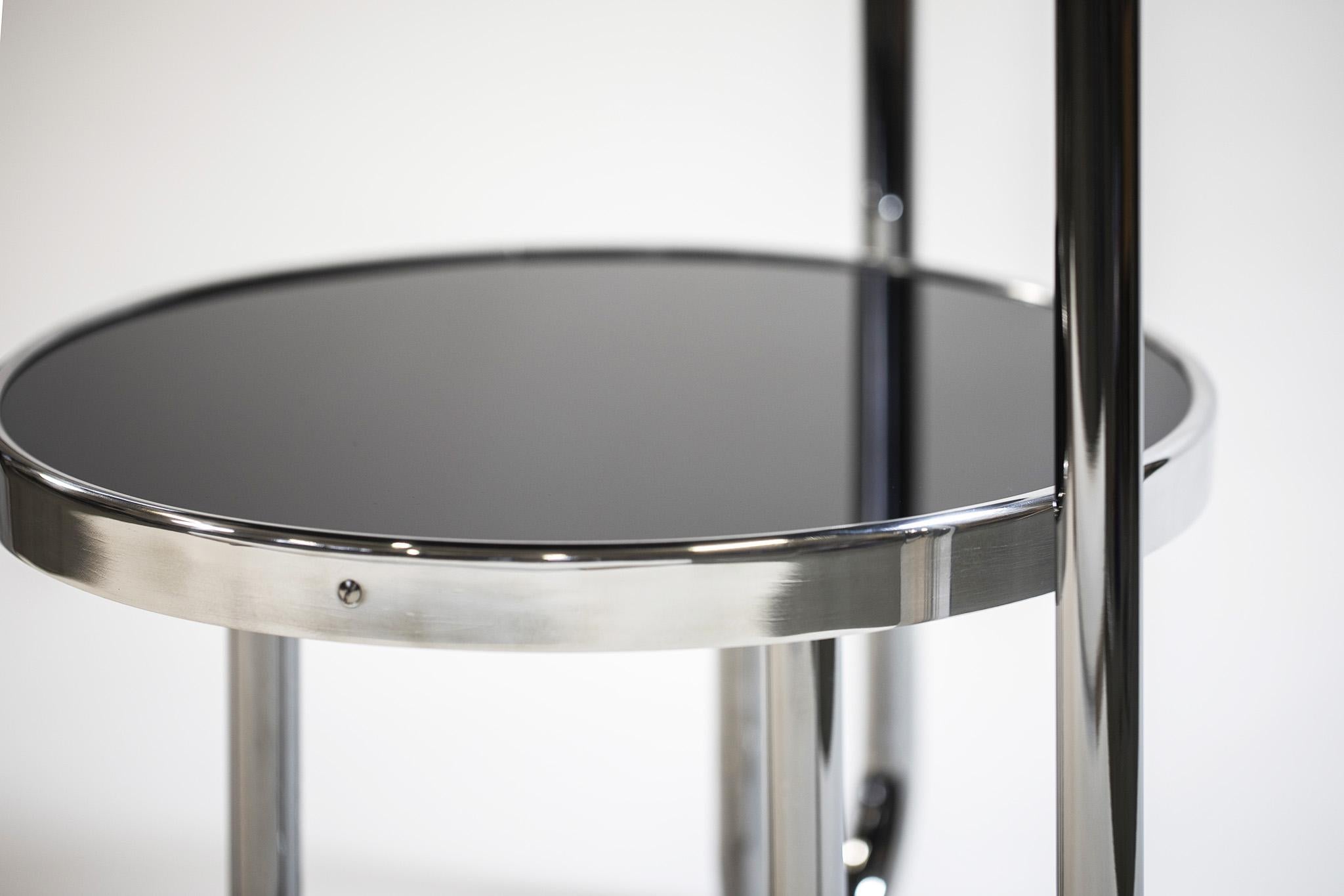 Pequeña mesa Bauhaus negra cromada, fabricada en los años 70 en Chequia, Kovona, restaurada Checo en venta