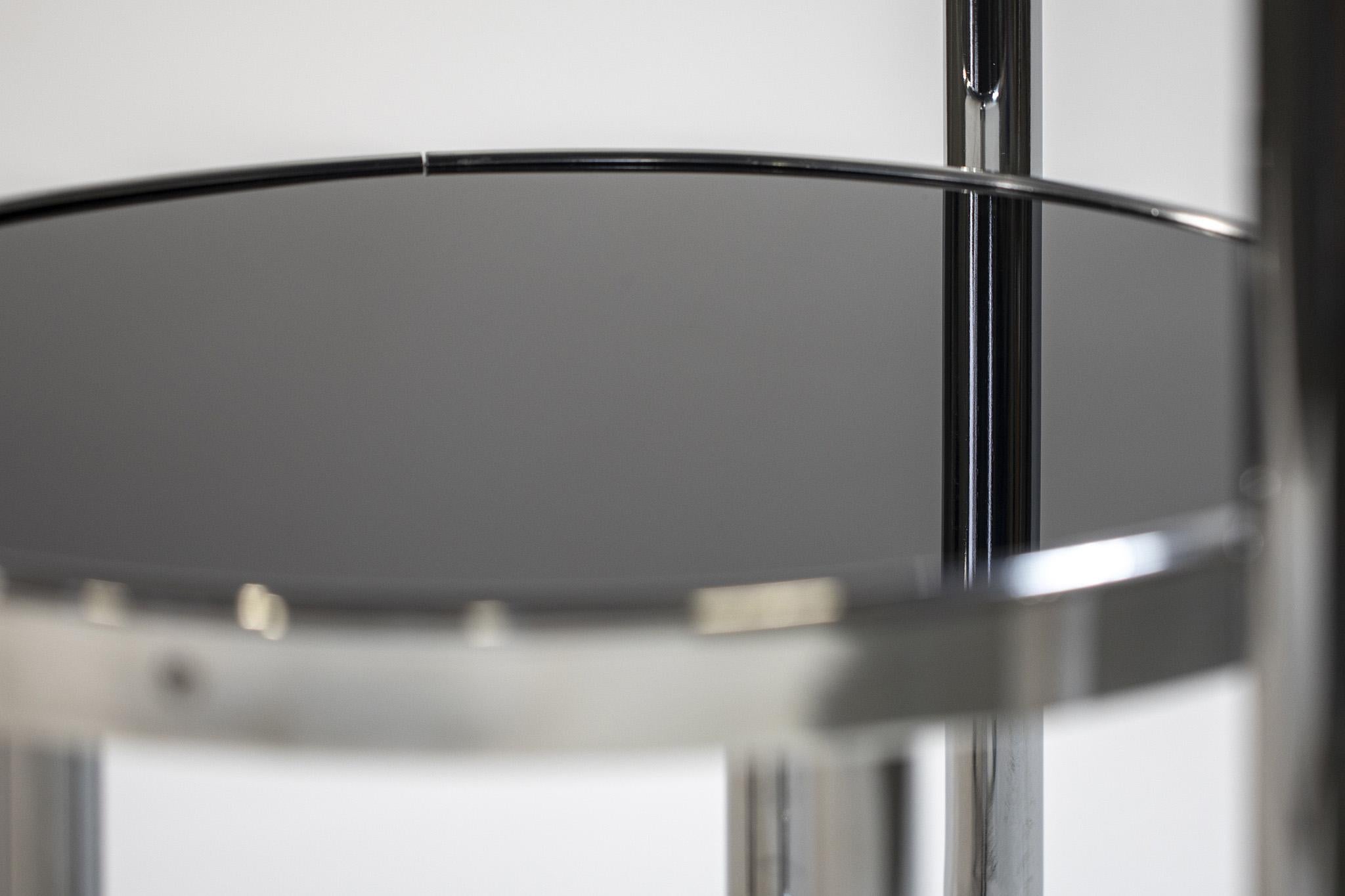 Pequeña mesa Bauhaus negra cromada, fabricada en los años 70 en Chequia, Kovona, restaurada en Bueno estado para la venta en Brandys nad Labem, Středočeský kraj