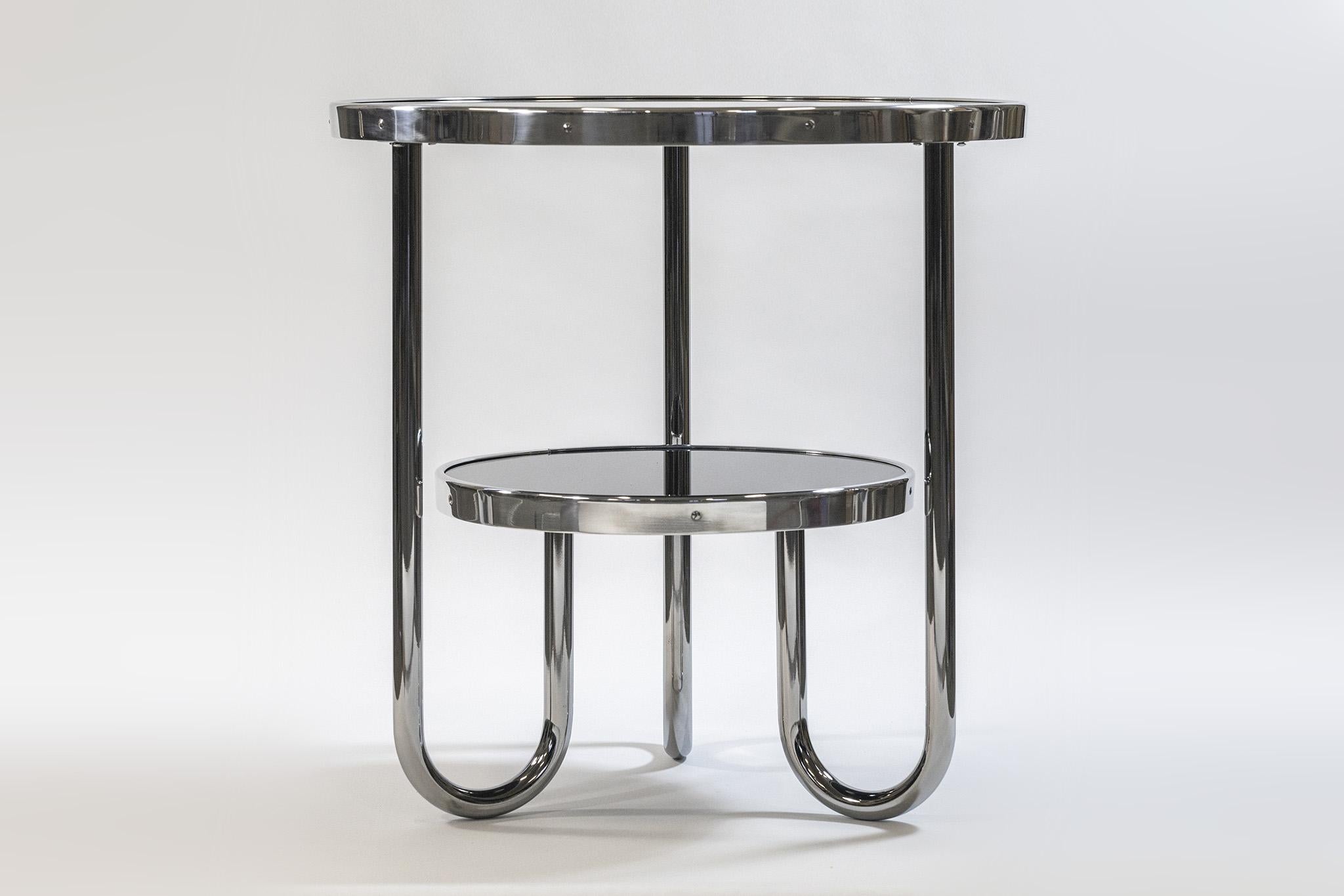 Pequeña mesa Bauhaus negra cromada, fabricada en los años 70 en Chequia, Kovona, restaurada siglo XX en venta