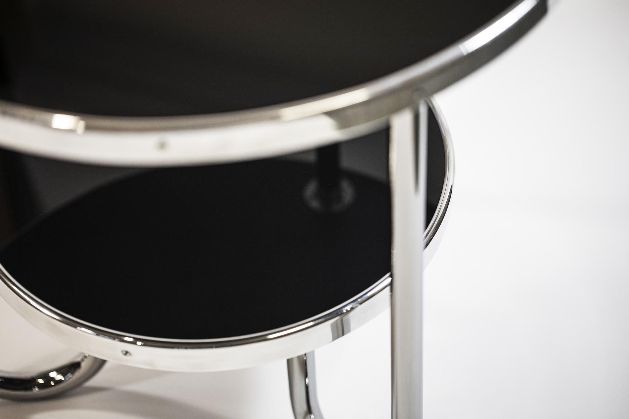 Pequeña mesa Bauhaus negra cromada, fabricada en los años 70 en Chequia, Kovona, restaurada Vidrio en venta