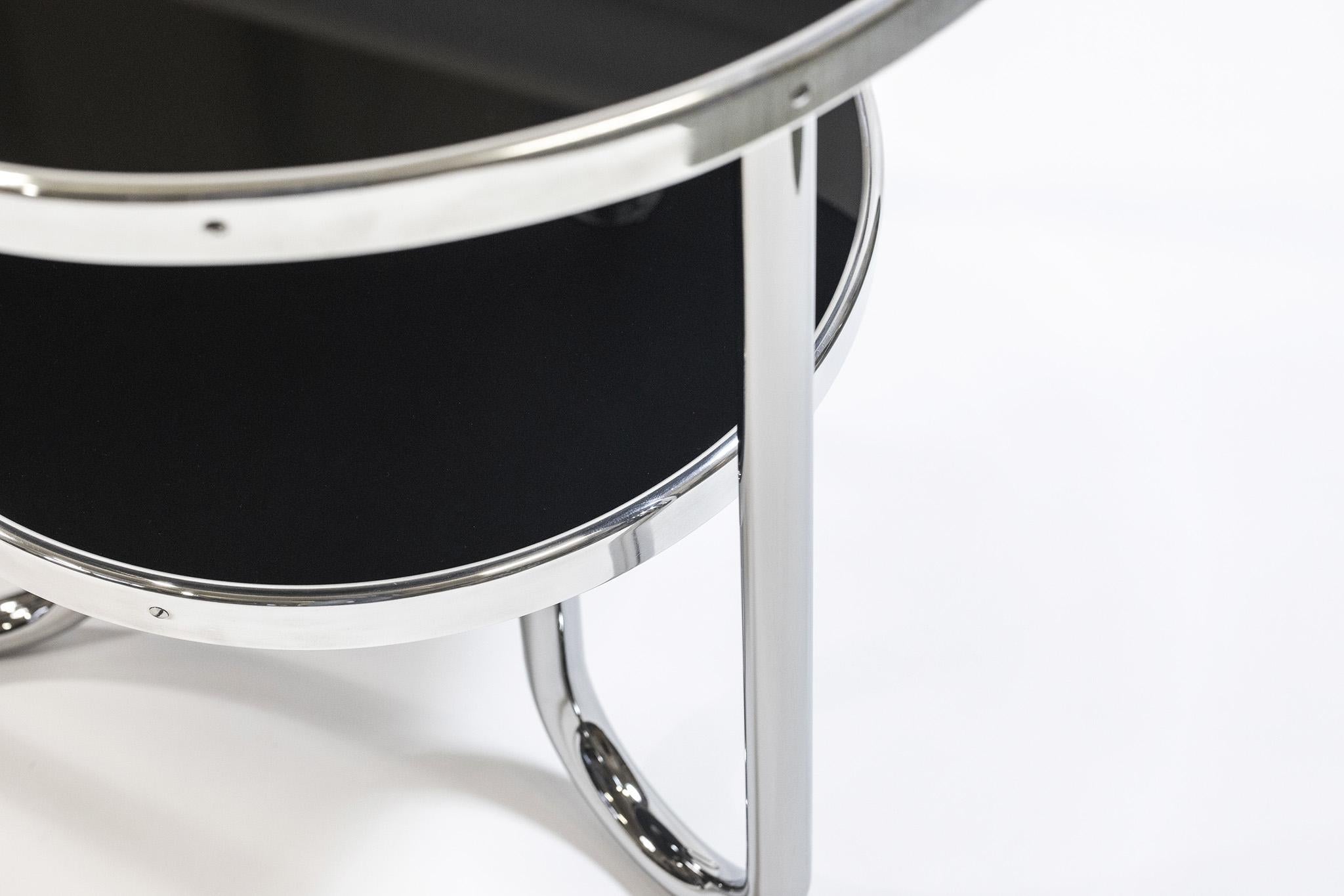 Pequeña mesa Bauhaus negra cromada, fabricada en los años 70 en Chequia, Kovona, restaurada en venta 1
