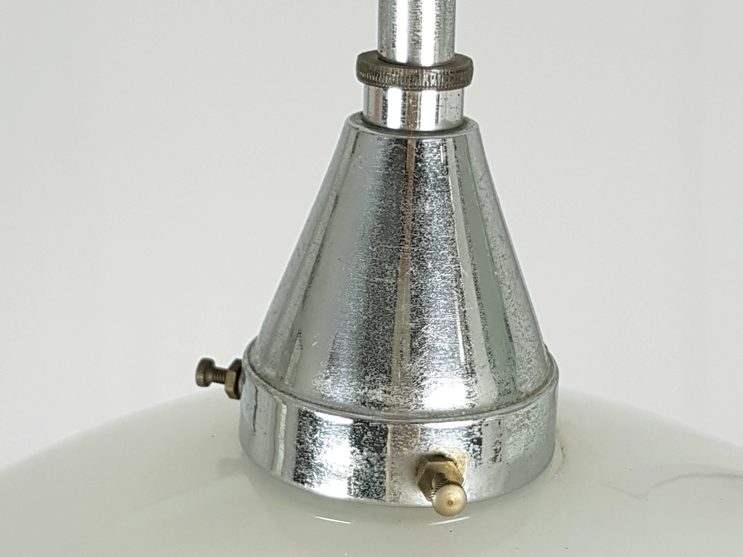 Lampe suspendue des années 1930 en chrome et verre opalin par Otto Müller pour Megaphos en vente 1