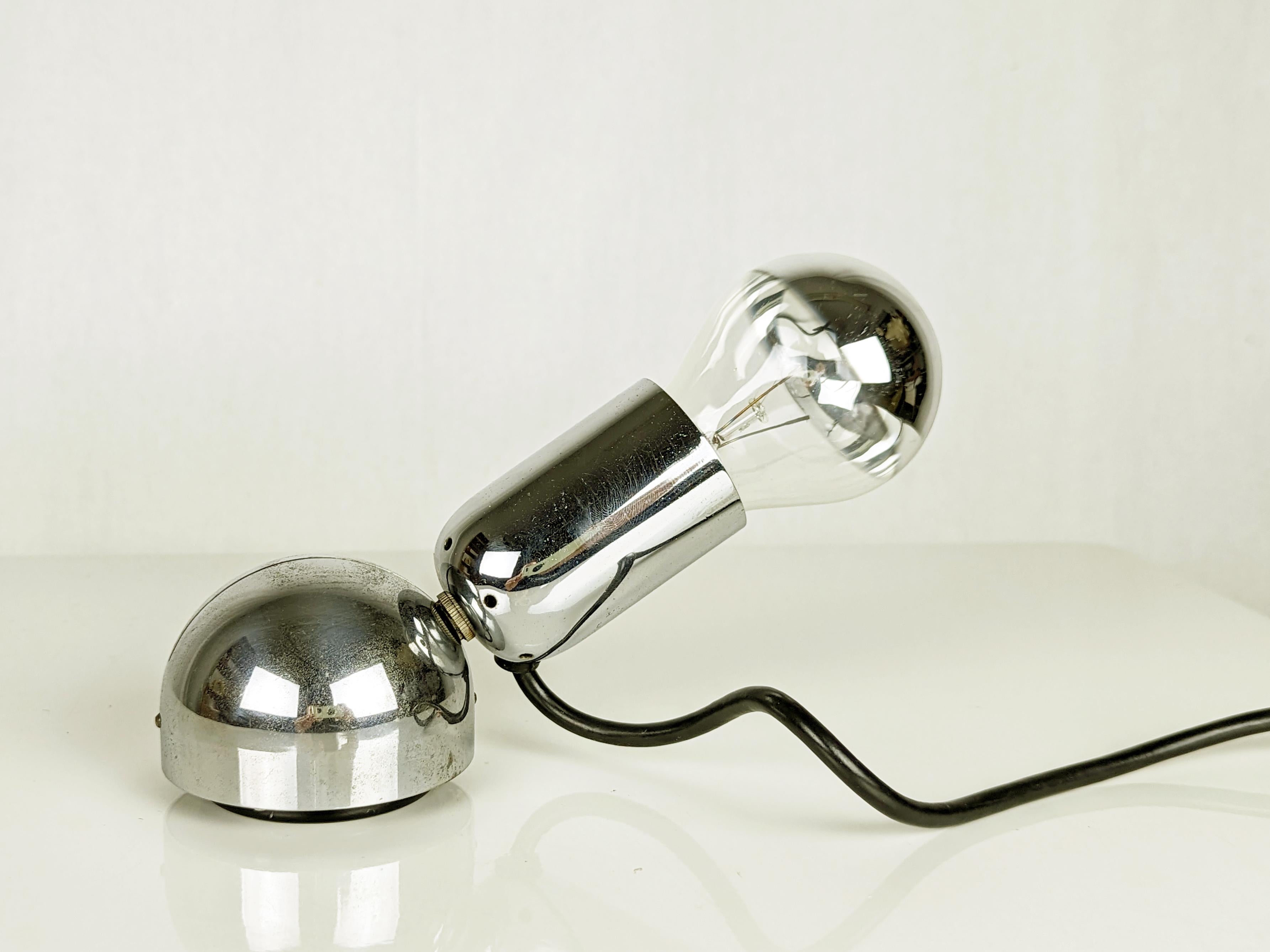 Chromed metal table lamp with tilting lamp body. Designed by Ingo Maurer for Design M.
E27 lamp holder. Dimensions: cm 12,5/19 (with bulb) x 7 diameter.
Good condition: signs of oxidation on the plating.