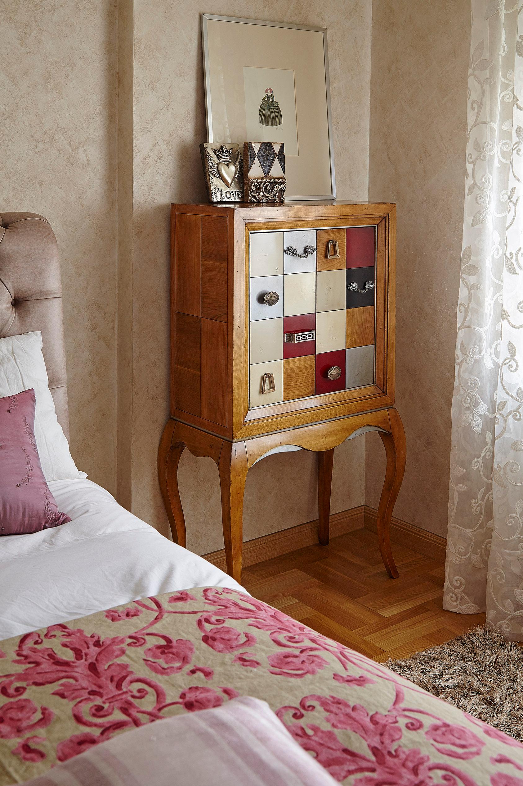 Petite armoire Cibeles par Lola Glamour
Dimensions : D 41 x L 73 x H 130 cm
MATERIAL : Bois.


Nous sommes Félix et Désirée Ramos, frères et créateurs de produits de notre marque, Lola Glamour.
Nous nous intéressons au singulier, au différent, à la